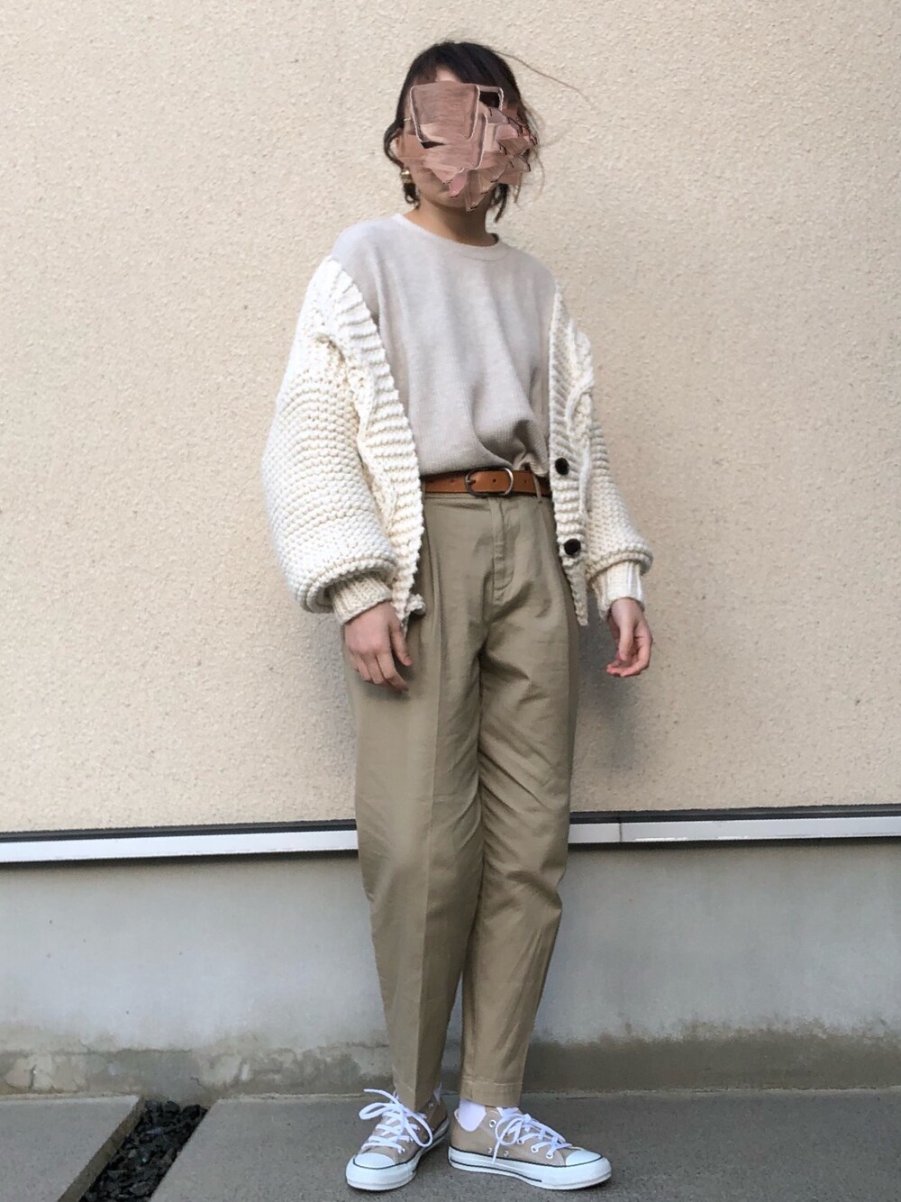 「パステル映える春、シンプルコーデ、ベージュ、ベージュコーデ、ラフ、カーディガン、UNIQLO、スニーカーコーデ、コンバース、チノパン」｜「Jenny BY IMMANOELのメタルフープピアス（ピアス（両耳用）、ゴールド系）」を使った、𝚔𝚘さん（レディース・160cm）の春コーディネートの1枚目の写真