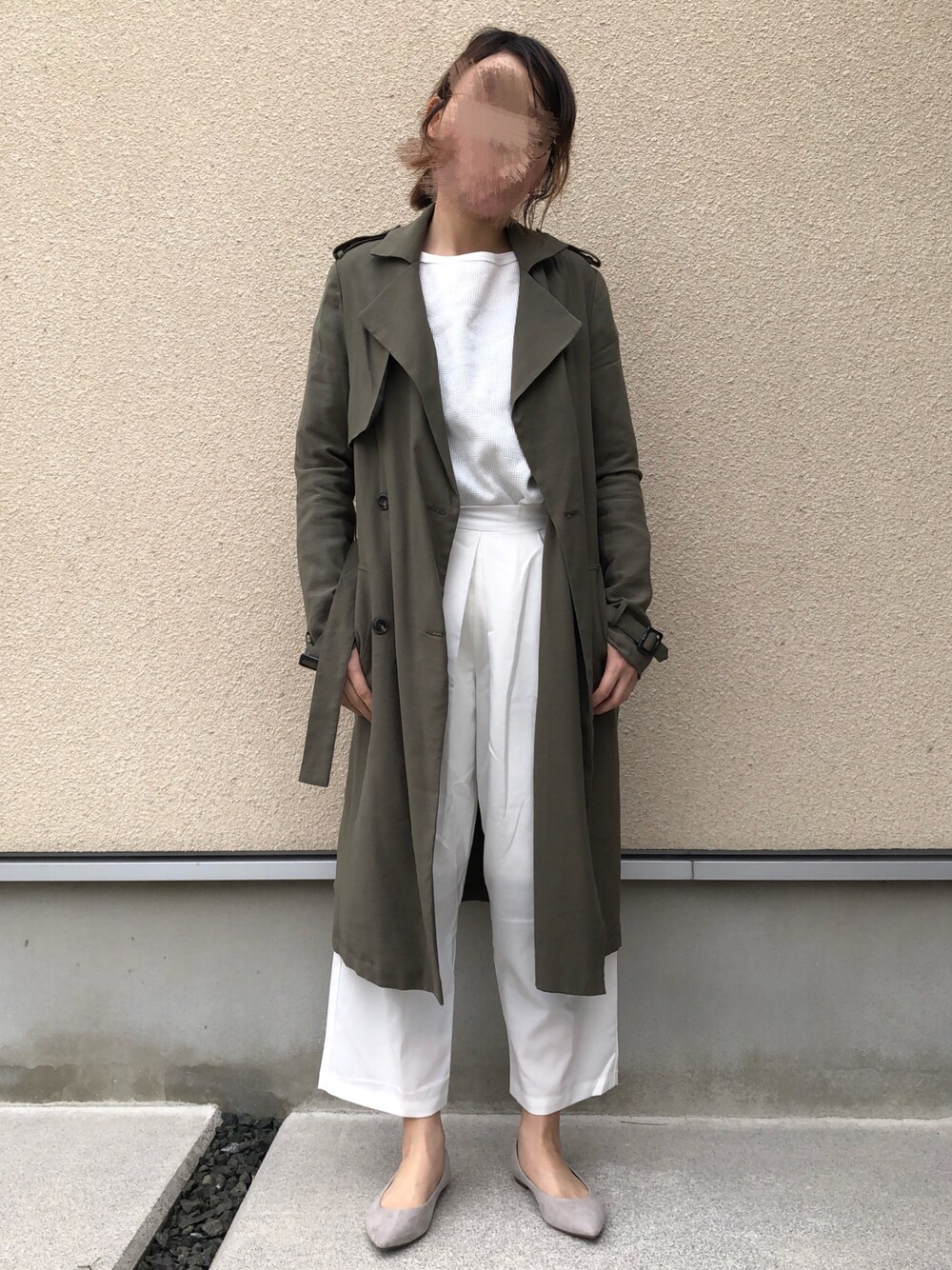 「パステル映える春、トレンチコート、カーキ、シンプル、マシュマロパンプス、パンプス、ホワイトパンツ、オールホワイト、ワントーンコーデ、キレイめ」｜「stradivariusのアイテム（トレンチコート、グリーン系）」を使った、𝚔𝚘さん（レディース・160cm）の春コーディネートの1枚目の写真
