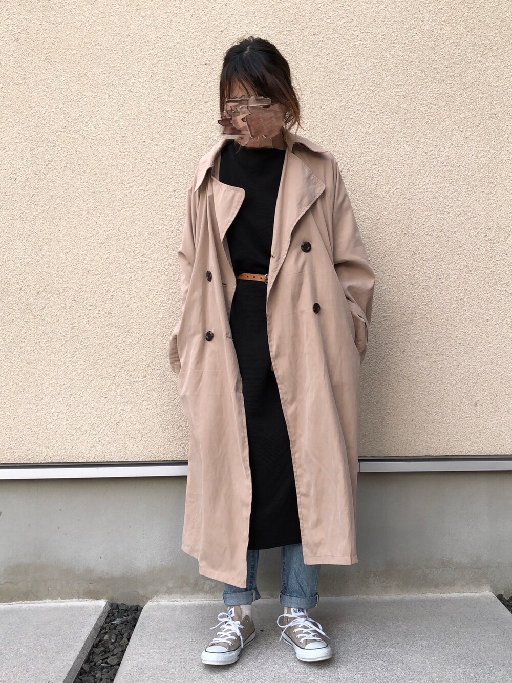 「春、トレンチコート、ワンピース、大人カジュアル、シンプルコーデ、ワンピース×デニム、スニーカーコーデ、プチプラコーデ、converse、春コーデ」｜「Social GIRLの袖コンシャス春アウターキャンディースリーブトレンチスプリングコート（トレンチコート、ベージュ系）」を使った、𝚔𝚘さん（レディース・160cm）の春コーディネートの1枚目の写真