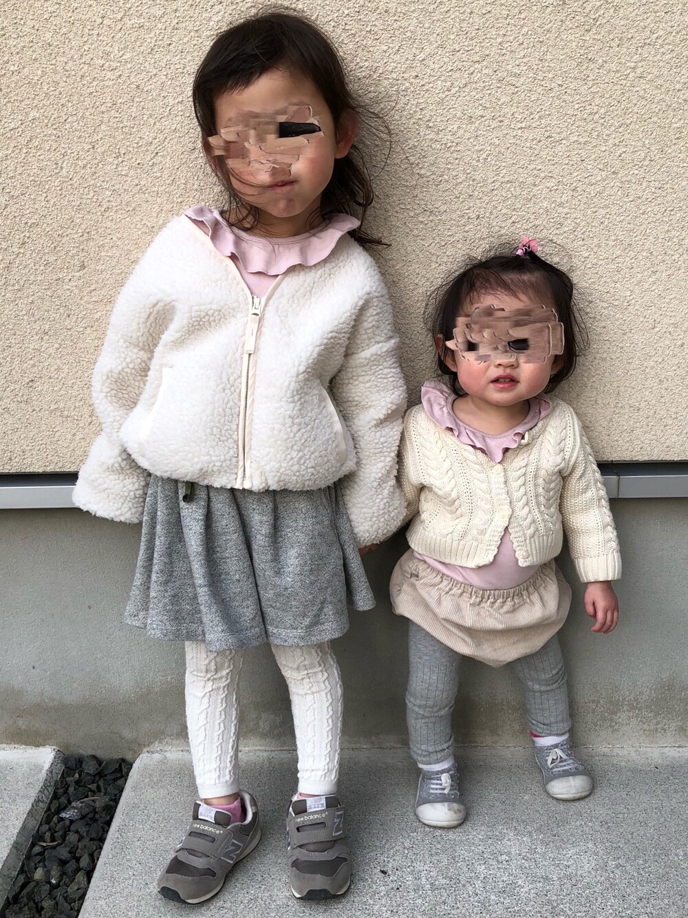 「春、姉妹コーデ、4歳、1歳、キッズファッション、女の子コーデ、はるコーデ、モノトーン、UNIQLO、ユニクロ」｜「UNIQLOのクルーネックT（フリル・長袖）（その他トップス、ピンク系）」を使った、𝚔𝚘さん（キッズ・80cm）の春コーディネートの1枚目の写真