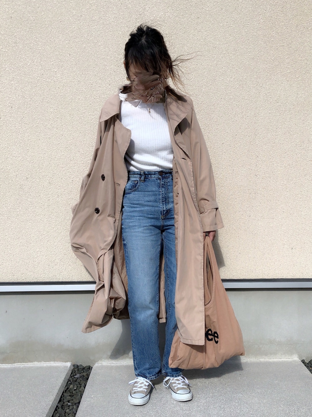 「休日スタイル、トレンチコート、強風、カジュアル、ハイウエストストレートジーンズ、ラクチンコーデ、デニム、ストレートデニム、デニムコーデ、シンプル」｜「SLOBE IENAのリブニット+キャミ+パンツ3点セットアップ◆（つなぎ/オールインワン、グレー系）」を使った、𝚔𝚘さん（レディース・160cm）の春コーディネートの1枚目の写真