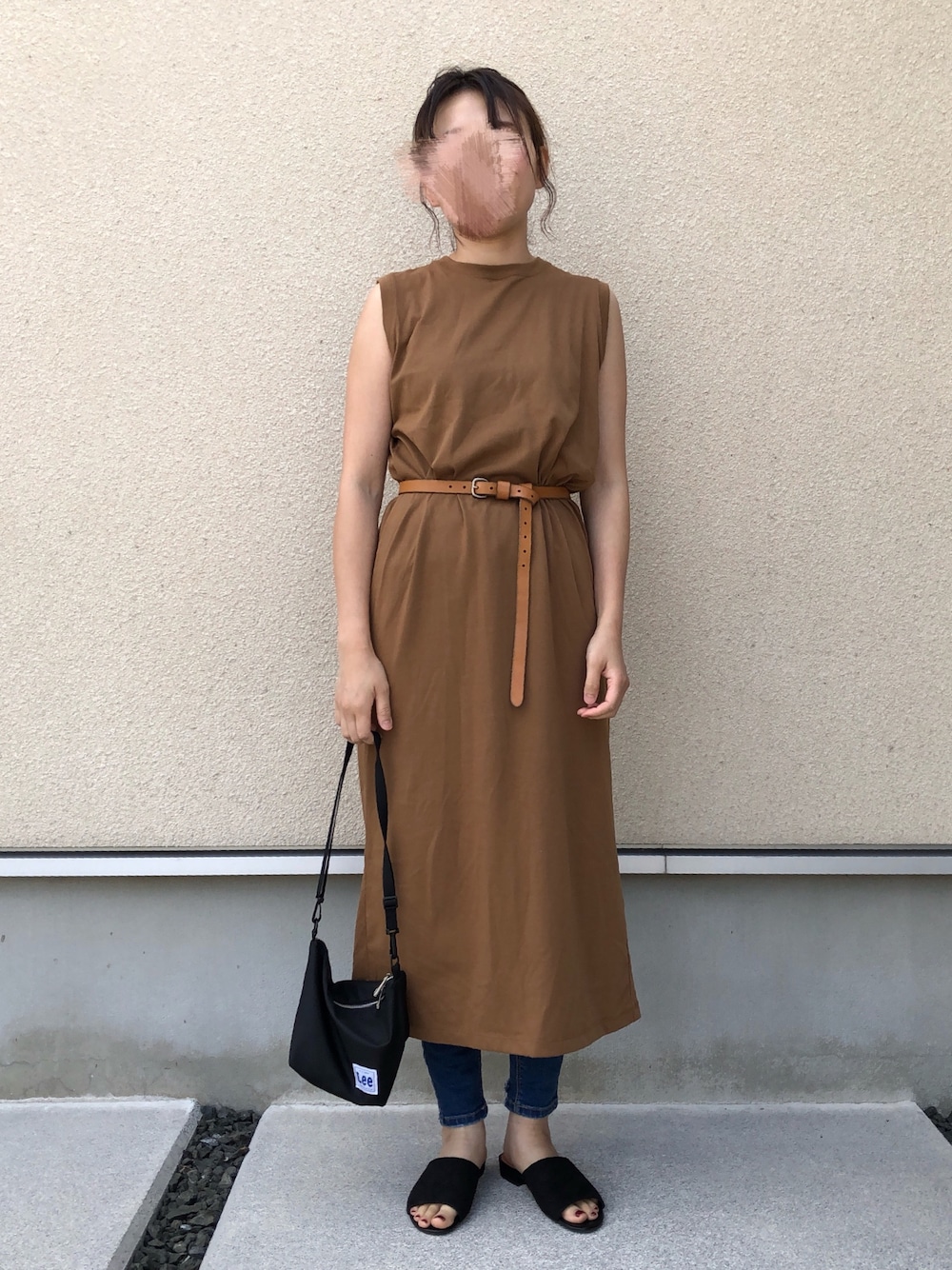 「夏コーデ、ワンピース、ロングワンピース、マキシ丈ワンピース、サンダル、ブラウン、ワンピース×デニム、カジュアル、プチプラコーデ、ママコーデ」｜「AMERICAN HOLICの裾スリットノースリーブマキシカットワンピース（ワンピース、イエロー系）」を使った、𝚔𝚘さん（レディース・160cm）の夏コーディネートの1枚目の写真