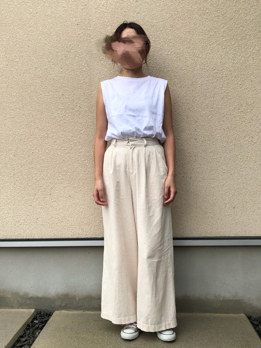 「ホワイトパンツ、ワントーンコーデ、ホワイト、ノースリーブ、コーデュロイ、UNIQLO、ユニクロ、コンバース、converse、ローリーズファーム(LOWRYS FARM)」｜「UNIQLOのマーセライズコットンT（ノースリーブ）（Tシャツ/カットソー、ホワイト系）」を使った、𝚔𝚘さん（レディース・160cm）の夏コーディネートの1枚目の写真
