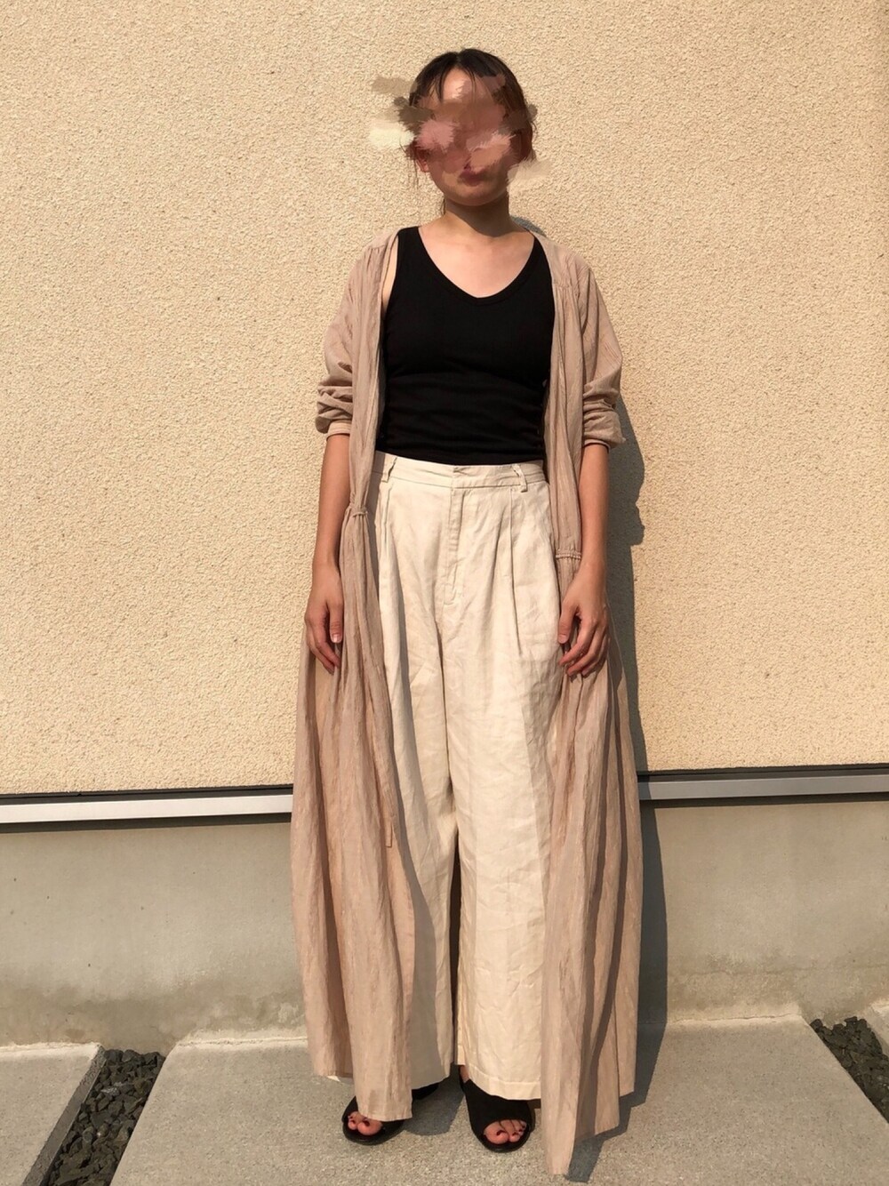「日焼け対策、カシュクール、カシュクールワンピース、ワントーンコーデ、UNIQLO×GU、UNIQLO、GU、リネン、ガウン、ベージュ」｜「UNIQLOのリブタンクトップ（Tシャツ/カットソー、ブラック系）」を使った、𝚔𝚘さん（レディース・160cm）の夏コーディネートの1枚目の写真