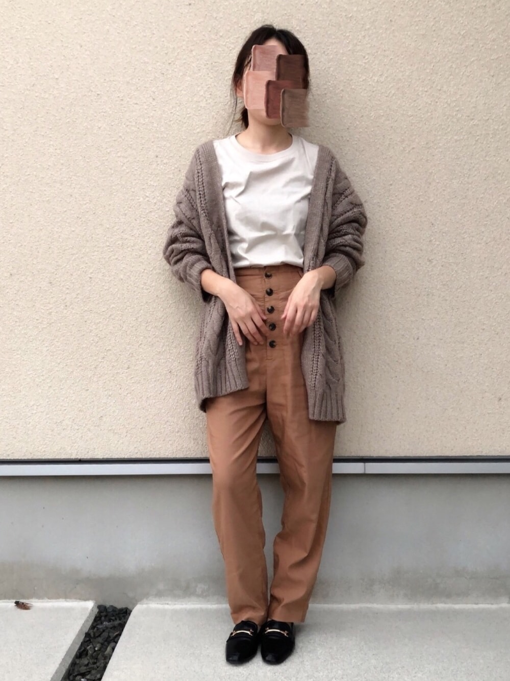 「大人トレンドカジュアル、秋のカフェオレコーデ、パンツスタイル、ブラウン、ワントーンコーデ、秋のコーデ、UNIQLO、カーディガン、ラフ、ママコーデ」｜「UNIQLOのマーセライズコットンT（ノースリーブ）（Tシャツ/カットソー、ベージュ系）」を使った、𝚔𝚘さん（レディース・160cm）の秋コーディネートの1枚目の写真