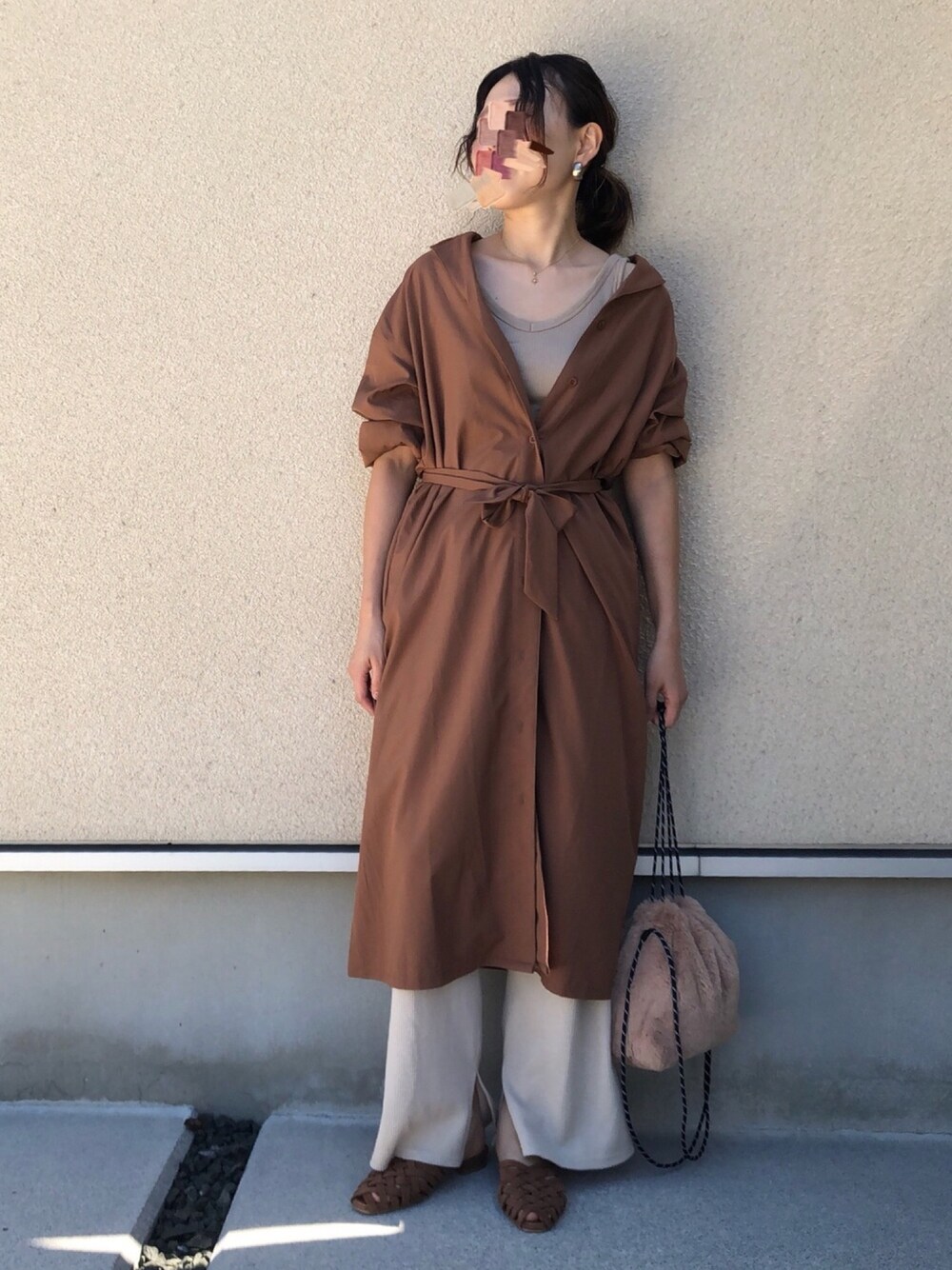 「秋のカフェオレコーデ、シャツスタイル、シャツワンピース、秋のコーデ、ブラウン、ブラウンコーデ、ワッフルパンツ、巾着バッグ、ファーバッグ、ワントーンコーデ」｜「Jenny BY IMMANOELのメタルフープピアス（ピアス（両耳用）、ゴールド系）」を使った、𝚔𝚘さん（レディース・160cm）の秋コーディネートの1枚目の写真