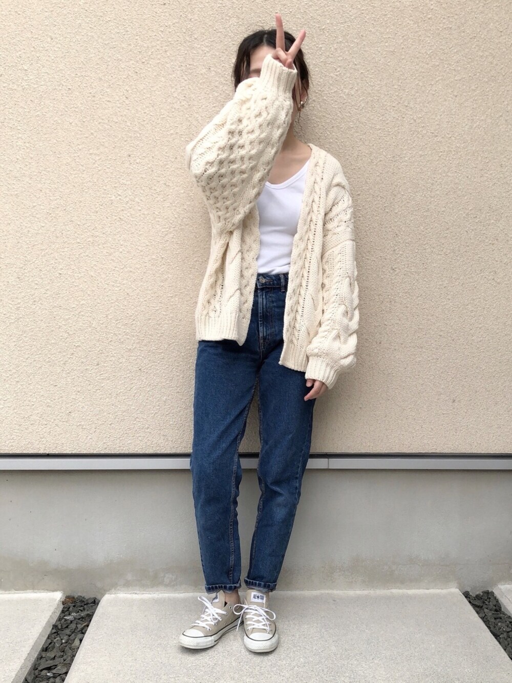 「ラブアンドピース2019、ケーブルニットカーディガン、カーディガン、秋コーデ、ZARA、マムジーンズ、converse、デニム、コンバース、カジュアルコーデ」｜「Jenny BY IMMANOELのメタルフープピアス（ピアス（両耳用）、ゴールド系）」を使った、𝚔𝚘さん（レディース・160cm）の秋コーディネートの1枚目の写真