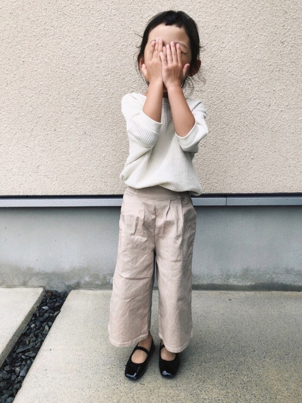「ワッフル、ワイドパンツ、ワントーンコーデ、ベージュコーデ、バレエシューズ、秋服、4歳、ベージュ、UNIQLO、プチプラ」｜「UNIQLOのGIRLS ワッフルクルーネックT（5分袖）（Tシャツ/カットソー、ホワイト系）」を使った、𝚔𝚘さん（キッズ・100cm）の秋コーディネートの1枚目の写真