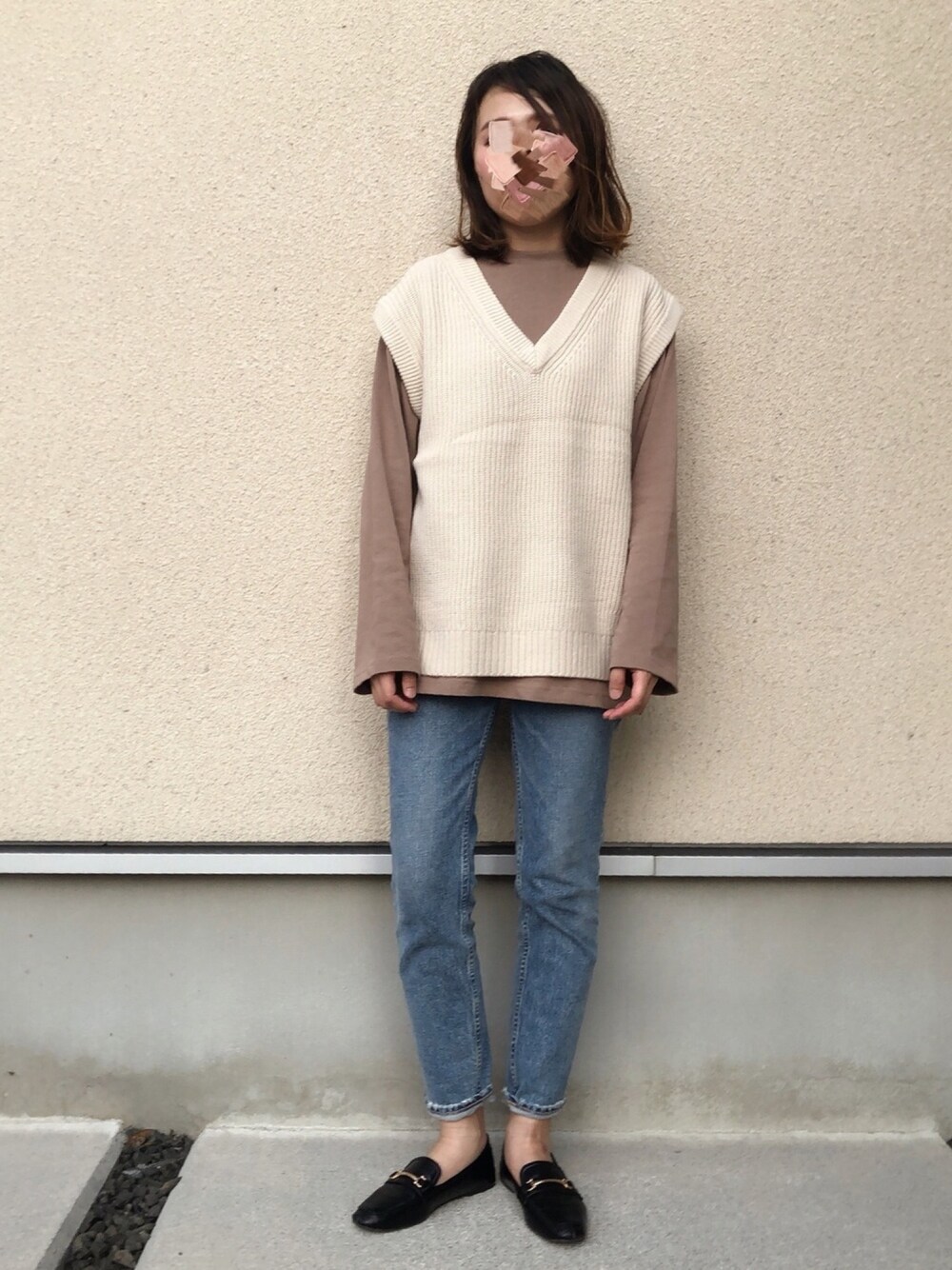 「ベスト、ニットベスト、GU、スキニーデニム、ロングTシャツ、ロンT、ローファー、ビットローファー、大人カジュアル、秋冬コーデ」｜「GUのアイテム（ベスト、ベージュ系）」を使った、𝚔𝚘さん（レディース・160cm）の秋コーディネートの1枚目の写真