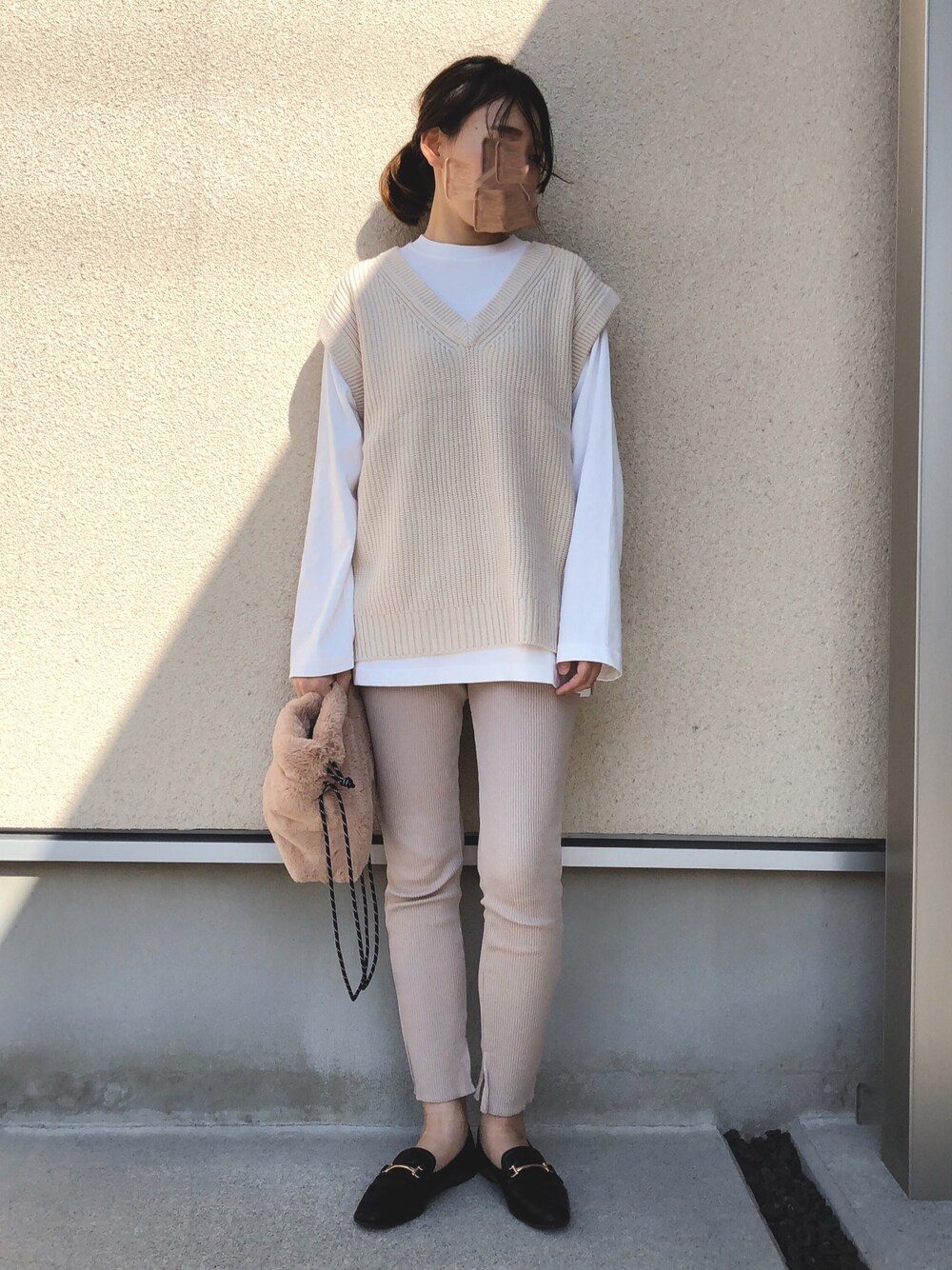 「ベージュ、ホワイトコーデ、リブレギンス、ニットベスト、ワントーンコーデ、ロンT、ファーバッグ、ベージュコーデ、GU、白Tシャツ」｜「GUのアイテム（ベスト、ベージュ系）」を使った、𝚔𝚘さん（レディース・160cm）の秋コーディネートの1枚目の写真