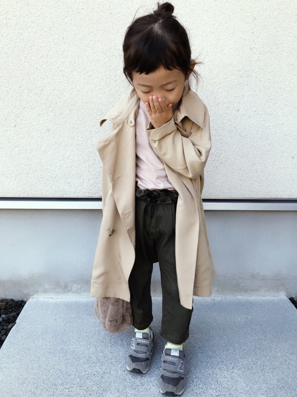 「トレンチコート、4歳、テーパードパンツ、ロンT、キッズコーデ、カジュアル、女の子、GU、ファーバッグ、秋冬コーデ」｜「GLOBAL WORKの【キッズ】ハッスイトレンチコート/776709（トレンチコート、ベージュ系）」を使った、𝚔𝚘さん（キッズ・100cm）の秋コーディネートの1枚目の写真