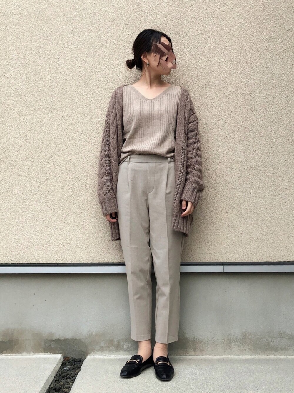 「ベージュ、ワントーンコーデ、GU、上下GU、カーディガン、ケーブルニット、ローファー、リブニット、Vネック、オトナカジュアル」｜「GUのアイテム（ニット/セーター、ベージュ系）」を使った、𝚔𝚘さん（レディース・160cm）の秋コーディネートの1枚目の写真
