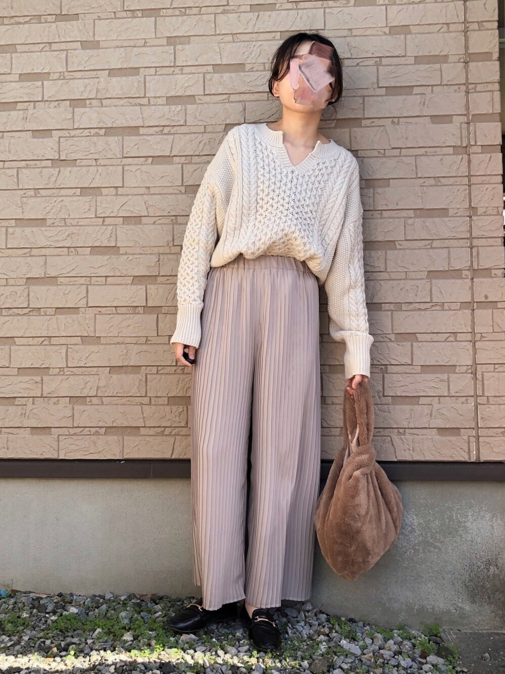 「やっぱりストリートが好き、ケーブルニット、キーネック、ワントーンコーデ、ベージュ、ローファー、プチプラコーデ、上下GU、プリーツ、ファーバッグ」｜「GUのアイテム（ニット/セーター、ホワイト系）」を使った、𝚔𝚘さん（レディース・160cm）の秋コーディネートの1枚目の写真