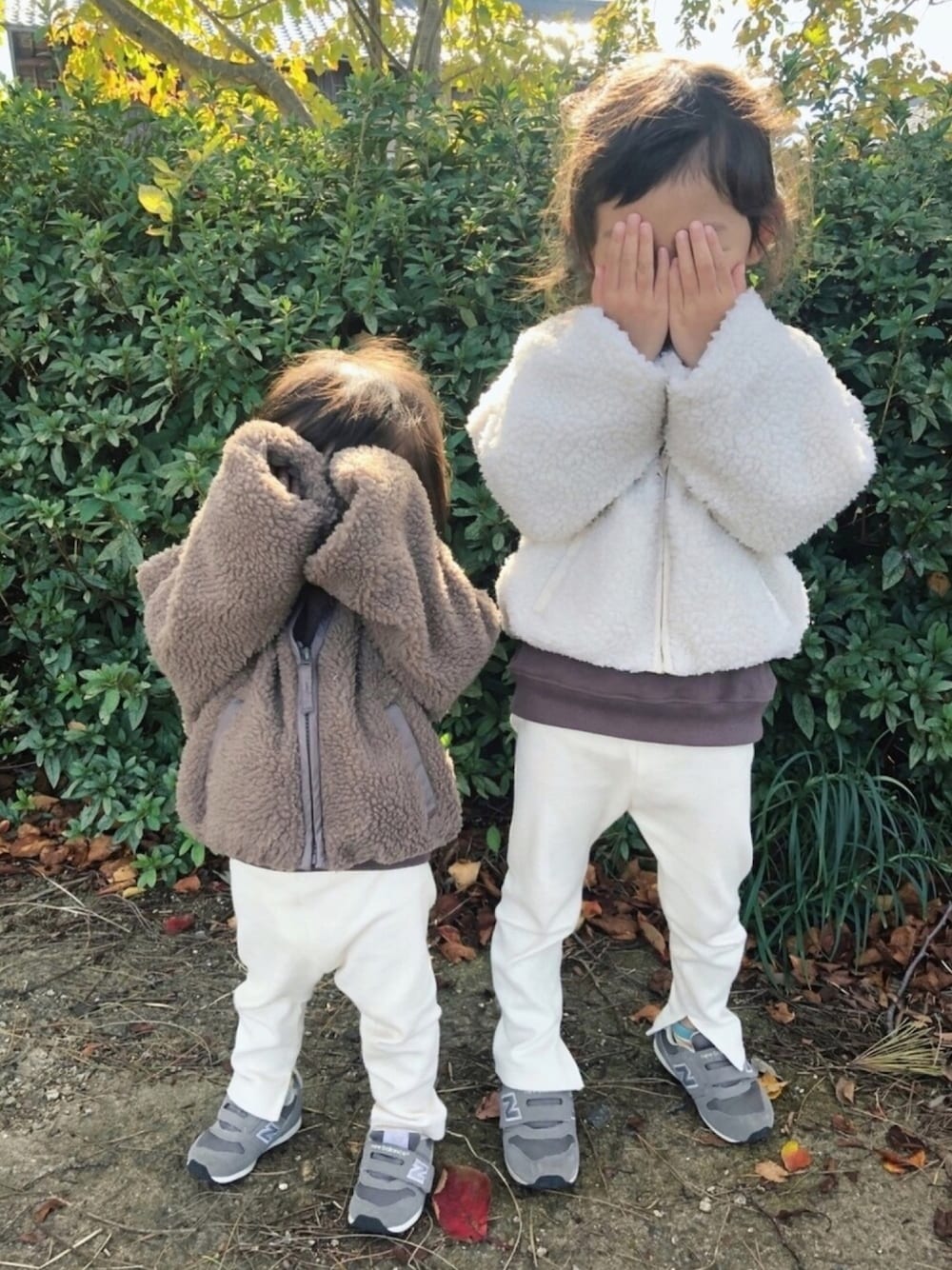 「やっぱりストリートが好き、シンプル、ボアジャケット、姉妹コーデ、おんなのこ、女の子、カジュアル、リブレギンス、2歳、4歳」｜「GLOBAL WORKの【キッズ】ボアＺＩＰブルゾン/818399（その他アウター、ホワイト系）」を使った、𝚔𝚘さん（キッズ・100cm）の秋コーディネートの1枚目の写真