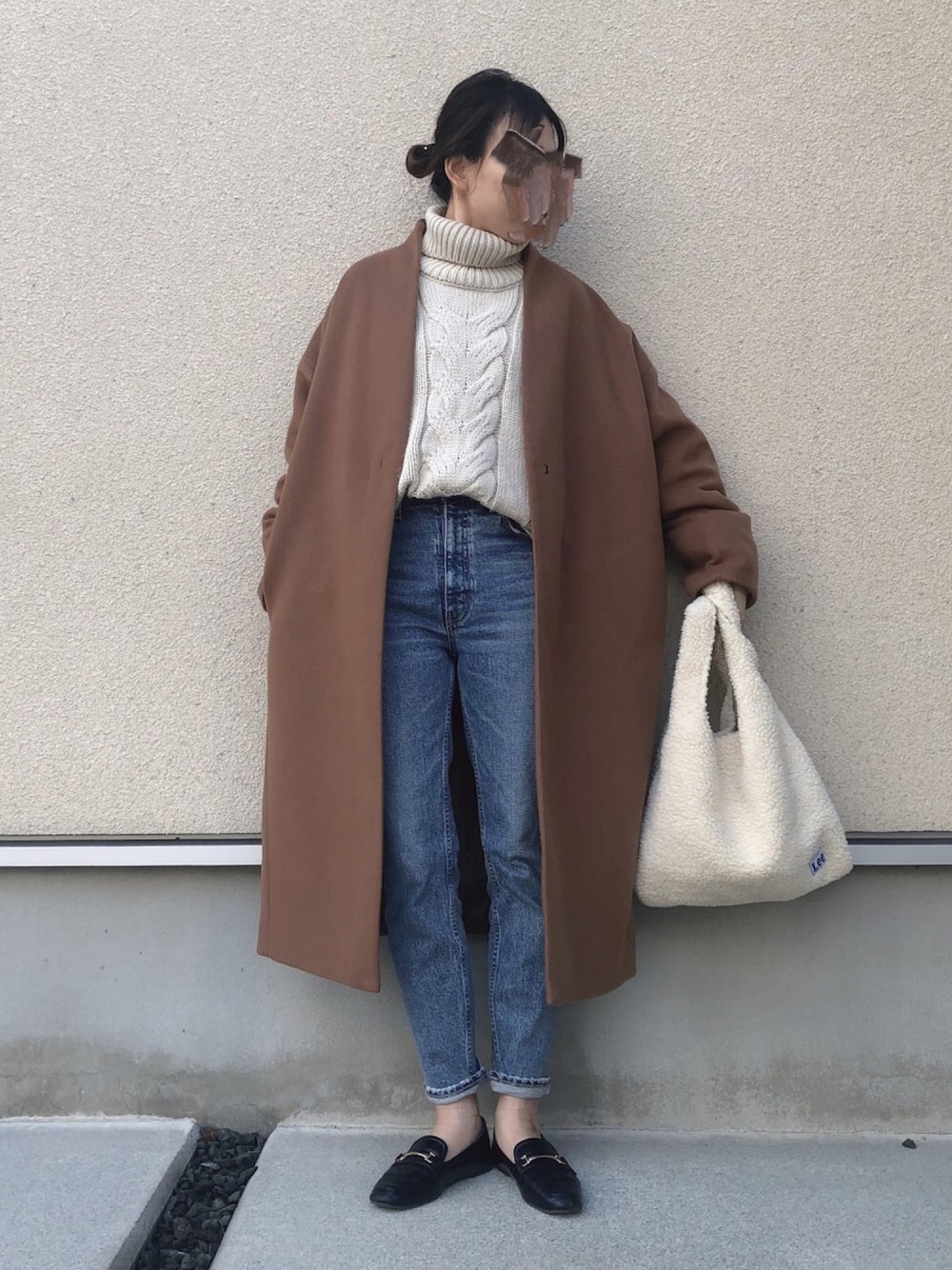 「大人カジュアル、フリースコート、デニム、ブラウン、ロングコート、タートルネック、ケーブルニット、ローファー、ボアバッグ、秋冬コーデ」｜「GUのアイテム（ジャケット/アウター、ブラウン系）」を使った、𝚔𝚘さん（レディース・160cm）の秋コーディネートの1枚目の写真