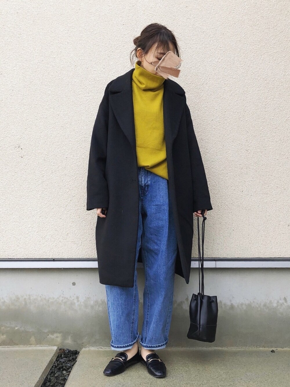 「大人カジュアル、オトナ女子、ママコーデ、ゆるコーデ、チェスターコート、タックパンツ、巾着バッグ、大人コーデ、ハイネック、おしゃれさんと繋がりたい」｜「GUのアイテム（Tシャツ/カットソー、イエロー系）」を使った、𝚔𝚘さん（レディース・160cm）の冬コーディネートの1枚目の写真