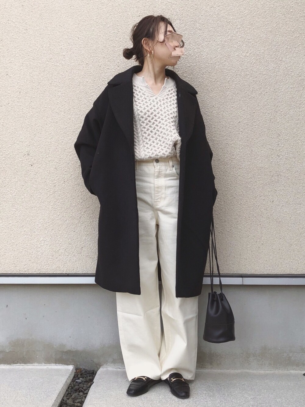 「年末WEAR感謝祭、シンプルコーデ、モノトーン、ワイドパンツ、ホワイト、ホワイトパンツ、大人カジュアル、チェスターコート、きれいめカジュアル、上下GU」｜「GUのアイテム（デニムパンツ、ホワイト系）」を使った、𝚔𝚘さん（レディース・160cm）の冬コーディネートの1枚目の写真