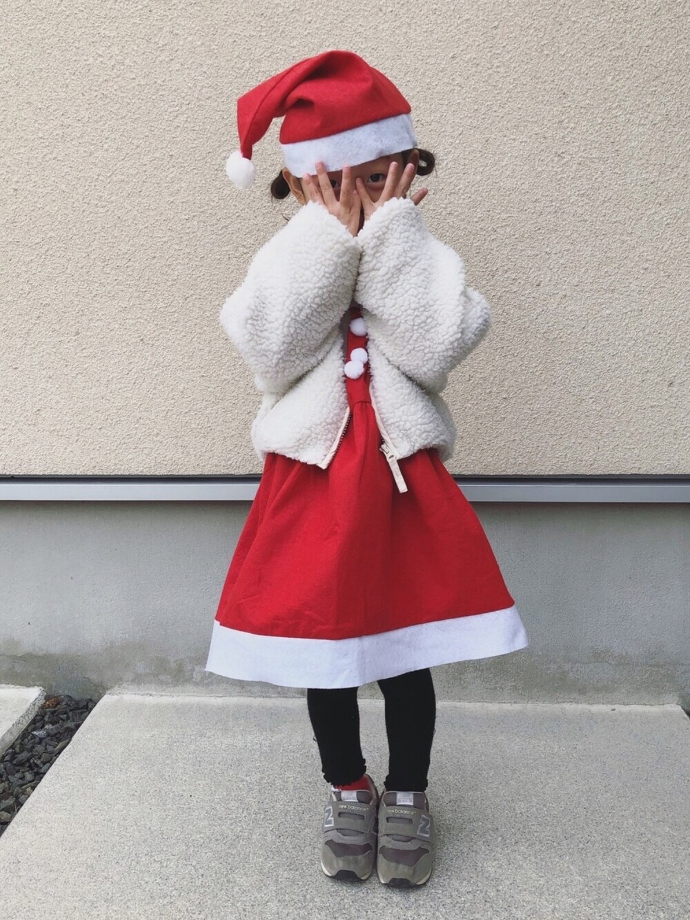 「クリスマスコーデ、クリスマス、おんなのこ、サンタクロース、4歳、ダイソー、パーティースタイル、ボア、キッズコーデ、カジュアルコーデ」｜「GLOBAL WORKの【キッズ】ボアＺＩＰブルゾン/818399（その他アウター、ホワイト系）」を使った、𝚔𝚘さん（キッズ・100cm）の冬コーディネートの1枚目の写真