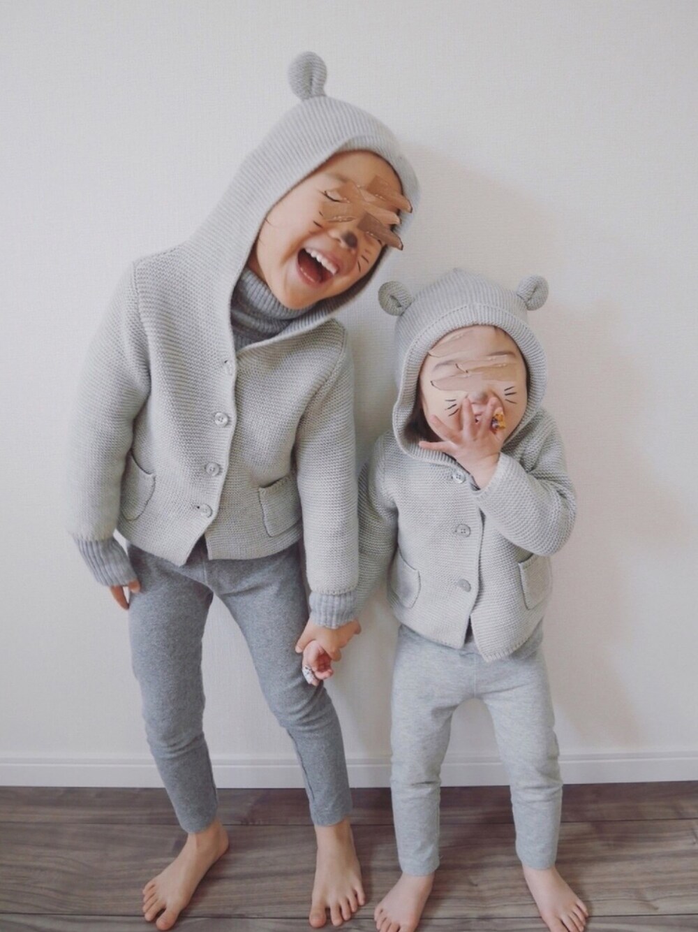 「お正月、あけましておめでとうございます！、謹賀新年、姉妹コーデ、ねずみ、4歳、2歳、シンプルコーデ、キッズファッション、女の子コーデ」｜「RUGGEDWORKSの無地タートルネックニット（ニット/セーター、グレー系）」を使った、𝚔𝚘さん（キッズ・100cm）の冬コーディネートの1枚目の写真