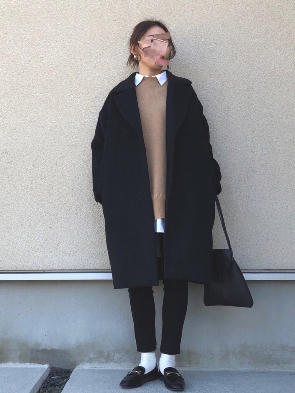 「冬アウター着回しチャレンジ、プチプラコーデ、ローファー、ママコーデ、ベスト、GU、UNIQLO、シャツスタイル、ブラック、カジュアルコーデ」｜「GUのアイテム（チェスターコート、ブラック系）」を使った、𝚔𝚘さん（レディース・160cm）の冬コーディネートの1枚目の写真