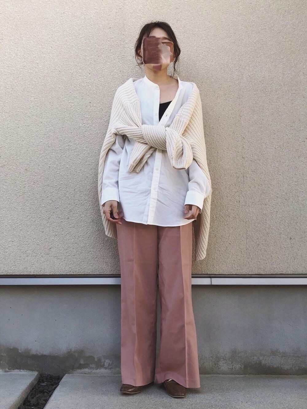 「春待ちコーデ、上下UNIQLO、ピンク、カラーパンツ、カーディガン、シャツスタイル、UNIQLO、ママファッション、ローファー、くすみピンク」｜「coca（coca）のドロップショルダー畦編みボリュームニットカーディガン（カーディガン/ボレロ、ホワイト系）」を使った、𝚔𝚘さん（レディース・160cm）の冬コーディネートの1枚目の写真