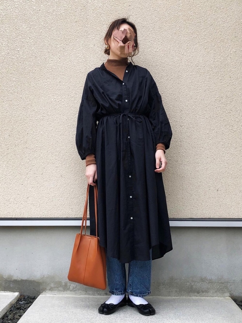 「大人カジュアル、シャツワンピ、ギャザーワンピース、春コーデ、ママコーデ、足袋パンプス、足袋バレエ、モノトーン、ワンピース、シンプル」｜「UNIQLOのリブハイネックT（長袖）（Tシャツ/カットソー、ブラウン系）」を使った、𝚔𝚘さん（レディース・160cm）の冬コーディネートの1枚目の写真