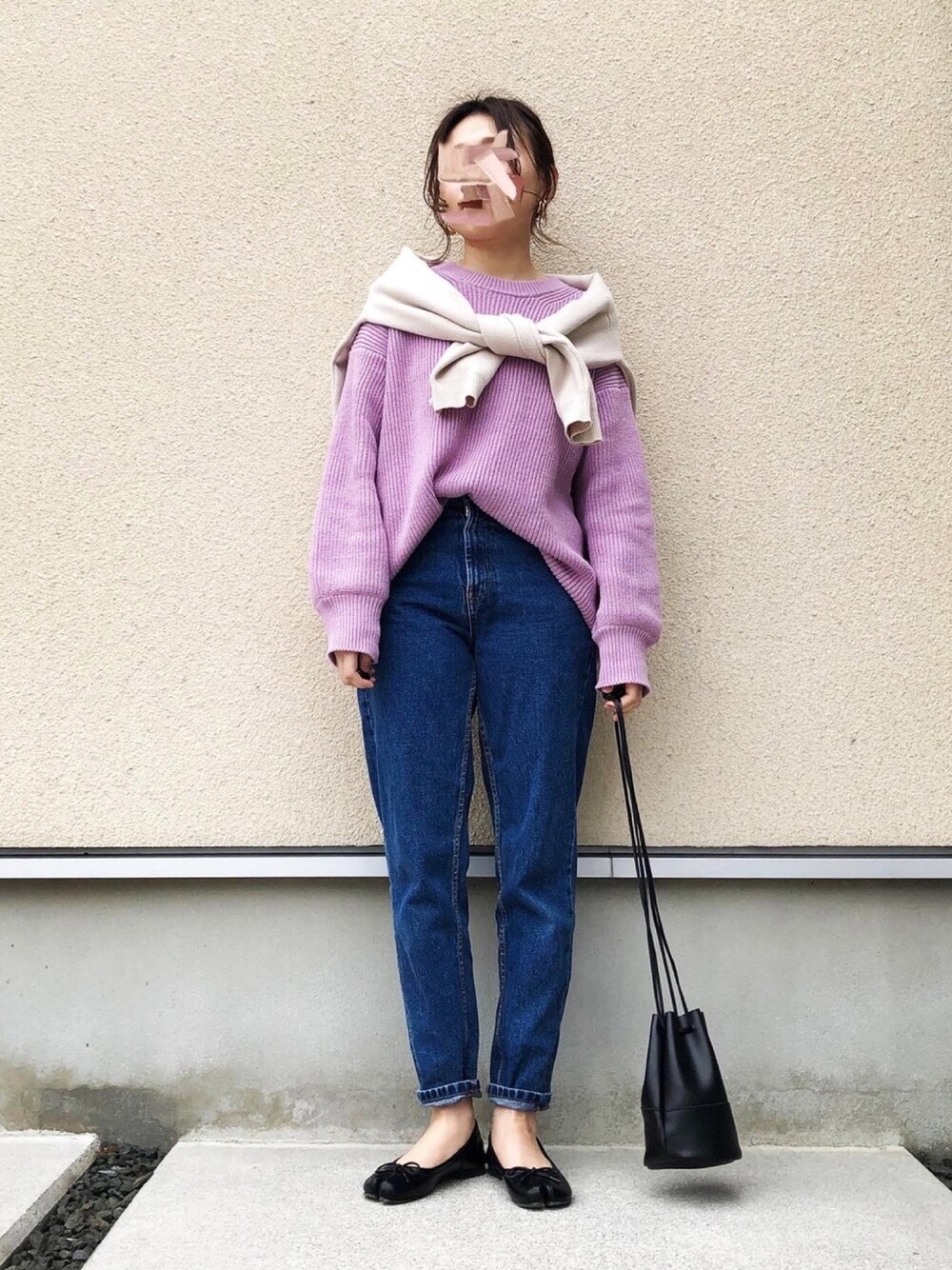 「オトナ女子、春コーデ、パープル、GU、マムジーンズ、オトナカジュアル、肩掛け、シンプル、足袋バレエ、デニムパンツ」｜「GUのアイテム（ニット/セーター、ホワイト系）」を使った、𝚔𝚘さん（レディース・160cm）の冬コーディネートの1枚目の写真
