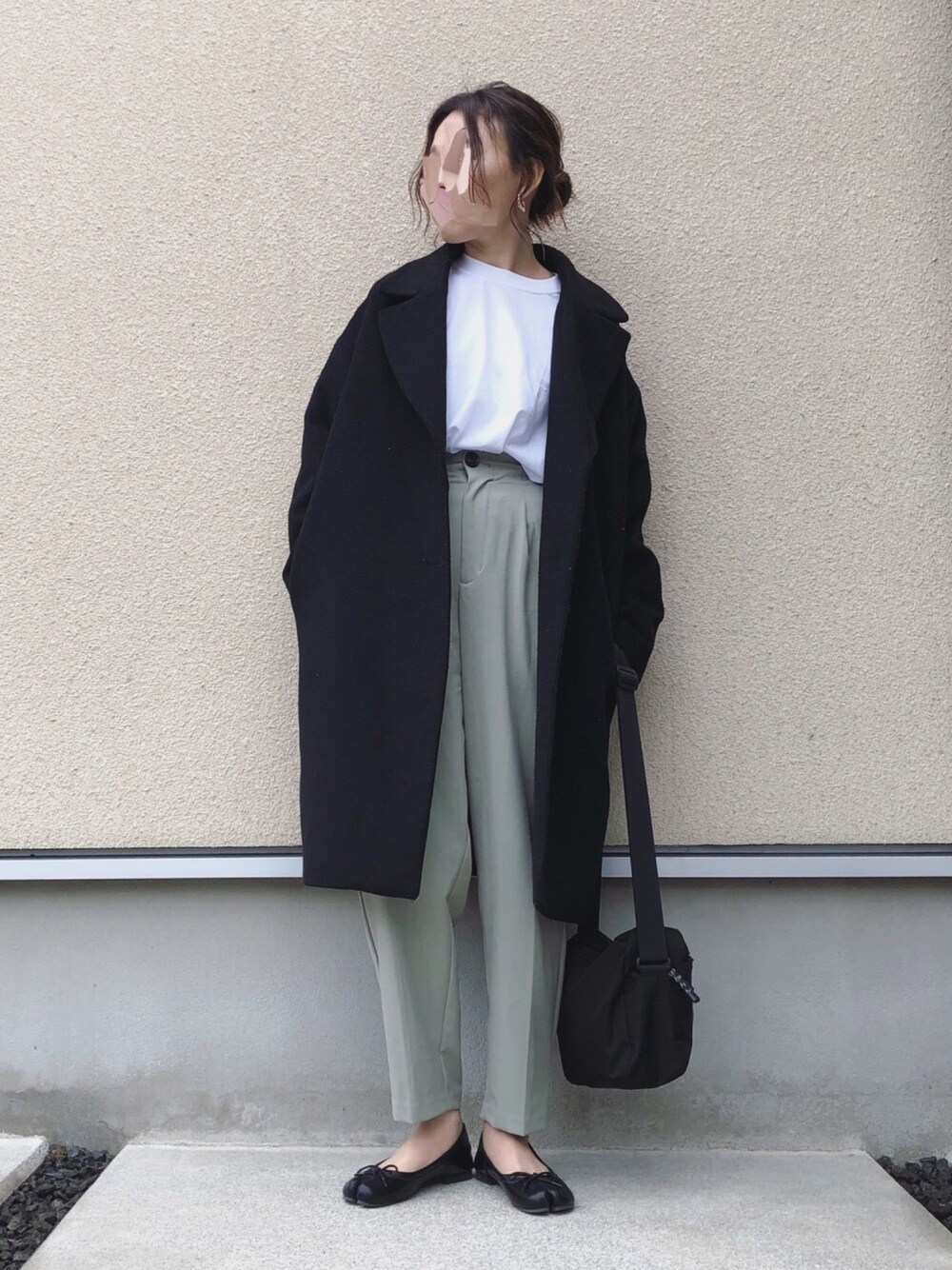 「カジュアルコーデ、チェスターコート、春、パンツスタイル、足袋バレエ、足袋パンプス、ラクチンコーデ、GU、ショルダーバッグ、シンプルコーデ」｜「Me%のｽｸｴｱGｶﾞﾀPI（ピアス（両耳用）、イエロー系）」を使った、𝚔𝚘さん（レディース・160cm）の冬コーディネートの1枚目の写真