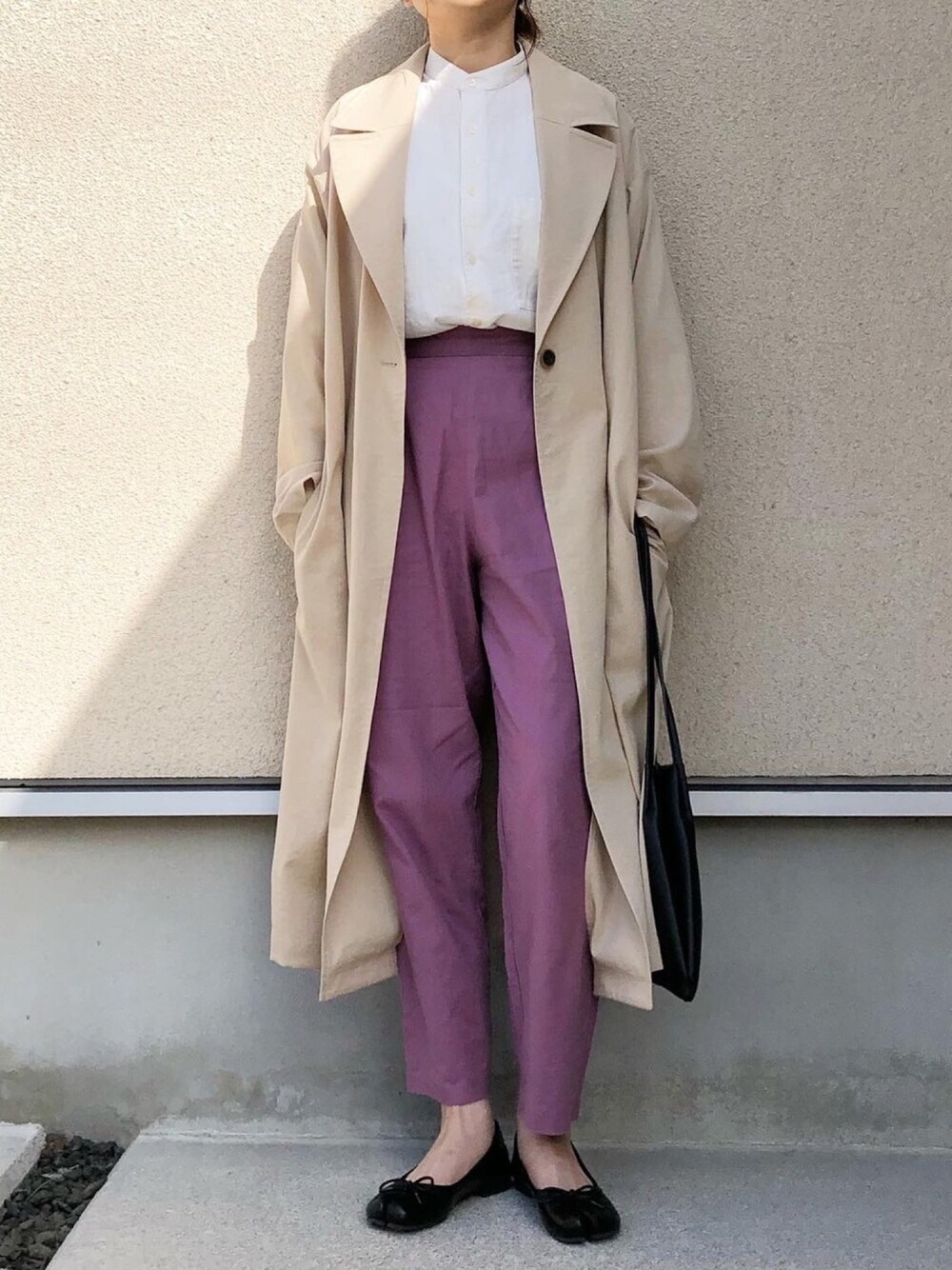 ベージュ系のジャケット/アウター、ホワイト系のシャツ/ブラウス、パープル系のパンツを着用したレディースの春コーディネートの1枚目の写真