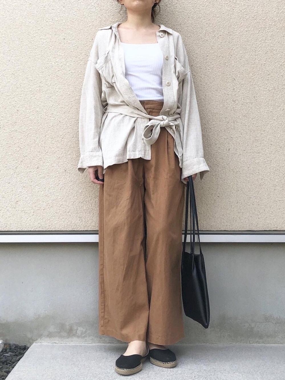 「おうちファッション、プチプラ、リネン、GU、ラフ、ゆるコーデ、エスパドリーユ、シンプルコーデ、ママコーデ、着回しコーデ」｜「UNIQLOのワイドリブスクエアネックブラタンクトップ（ブラジャー、ホワイト系）」を使った、𝚔𝚘さん（レディース・160cm）の春コーディネートの1枚目の写真