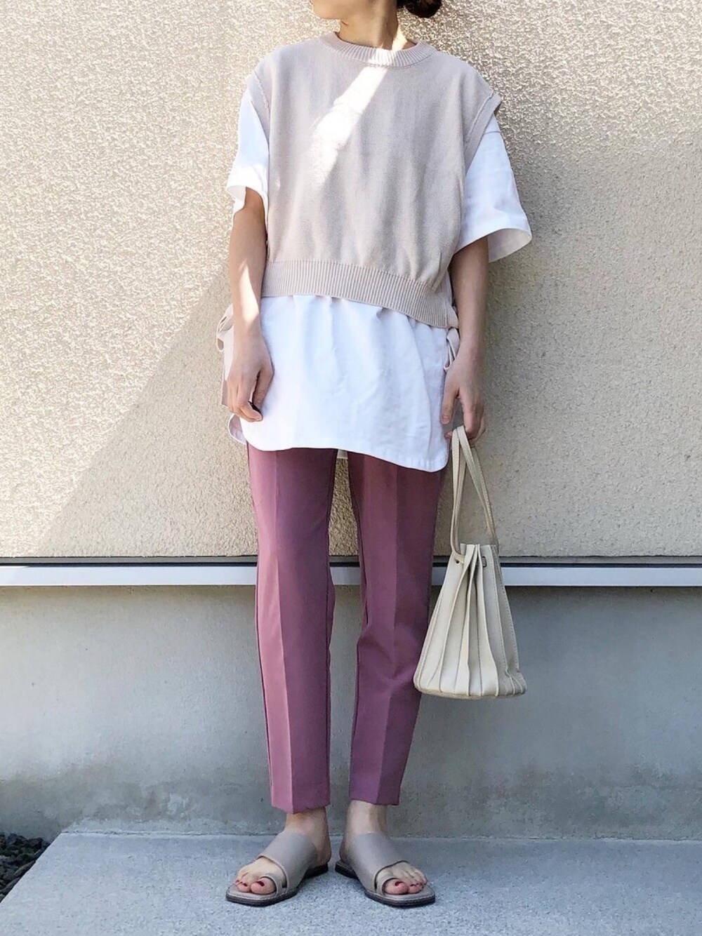 「休日スタイル、おうちファッション、シンプルコーデ、オトナ女子、カラーパンツ、ベスト、ラクチンコーデ、プリーツバッグ、オーバーサイズ、大人カジュアル」｜「LOWRYS FARMのサイドムスビベスト　879391（ベスト、ホワイト系）」を使った、𝚔𝚘さん（レディース・160cm）の春コーディネートの1枚目の写真