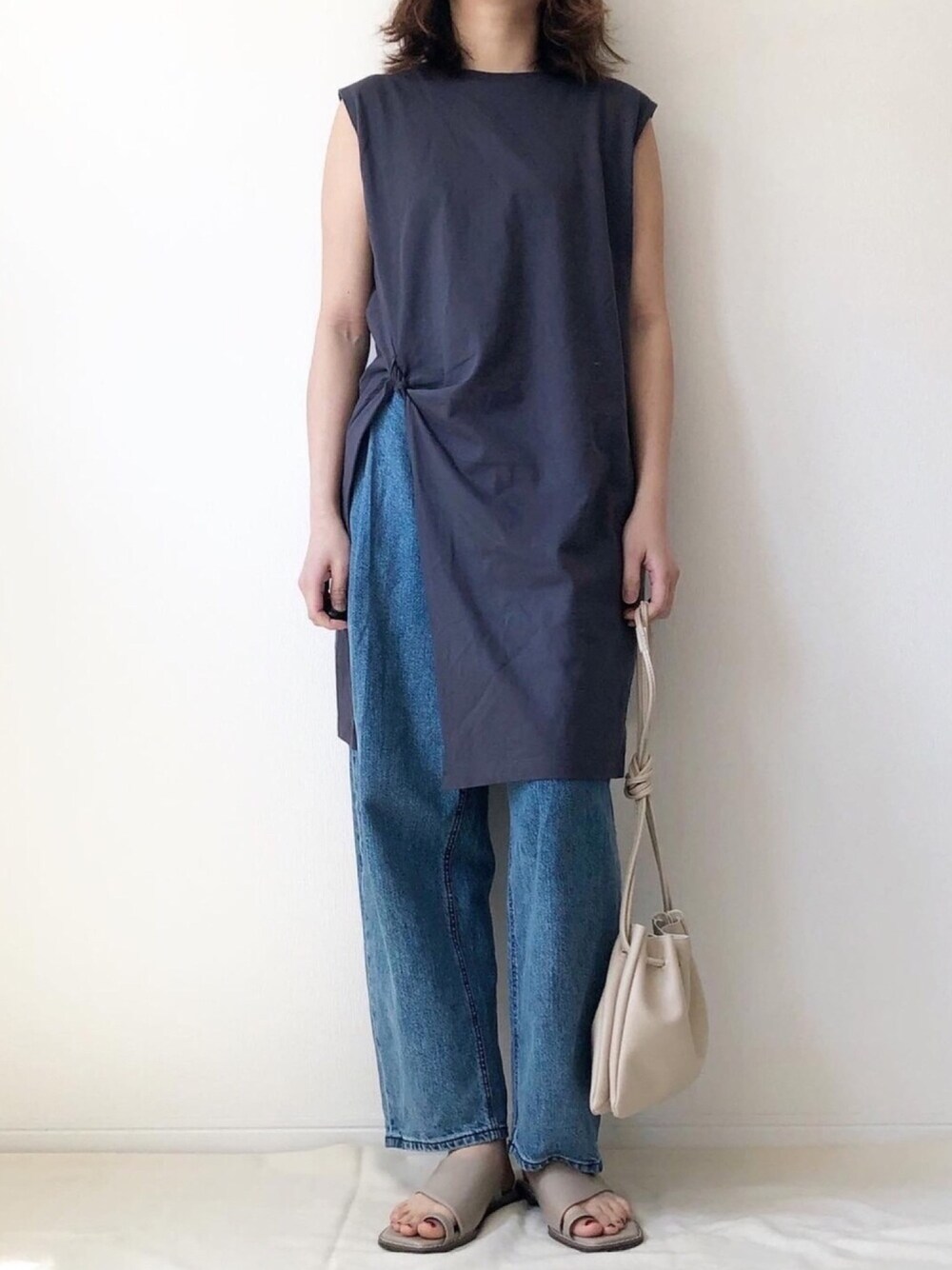 「シンプルコーデ、デニム、タックパンツ、GU、上下GU、大人カジュアル、フラットシューズ、巾着バッグ、ママコーデ、春夏コーデ」｜「GUのアイテム（デニムパンツ、ブルー系）」を使った、𝚔𝚘さん（レディース・160cm）の春コーディネートの1枚目の写真