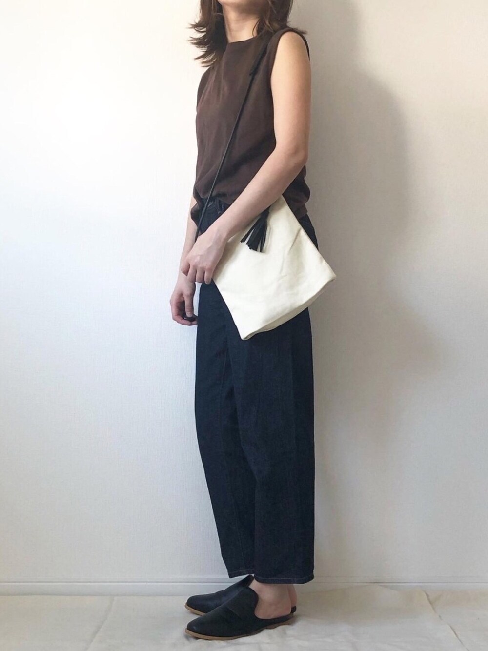「カジュアル、デニム、大人カジュアル、ショルダーバッグ、ノースリーブ、バブーシュ、ママコーデ、UNIQLO、プチプラ、春夏コーデ」｜「GUのアイテム（タンクトップ、ブラウン系）」を使った、𝚔𝚘さん（レディース・160cm）の春コーディネートの1枚目の写真