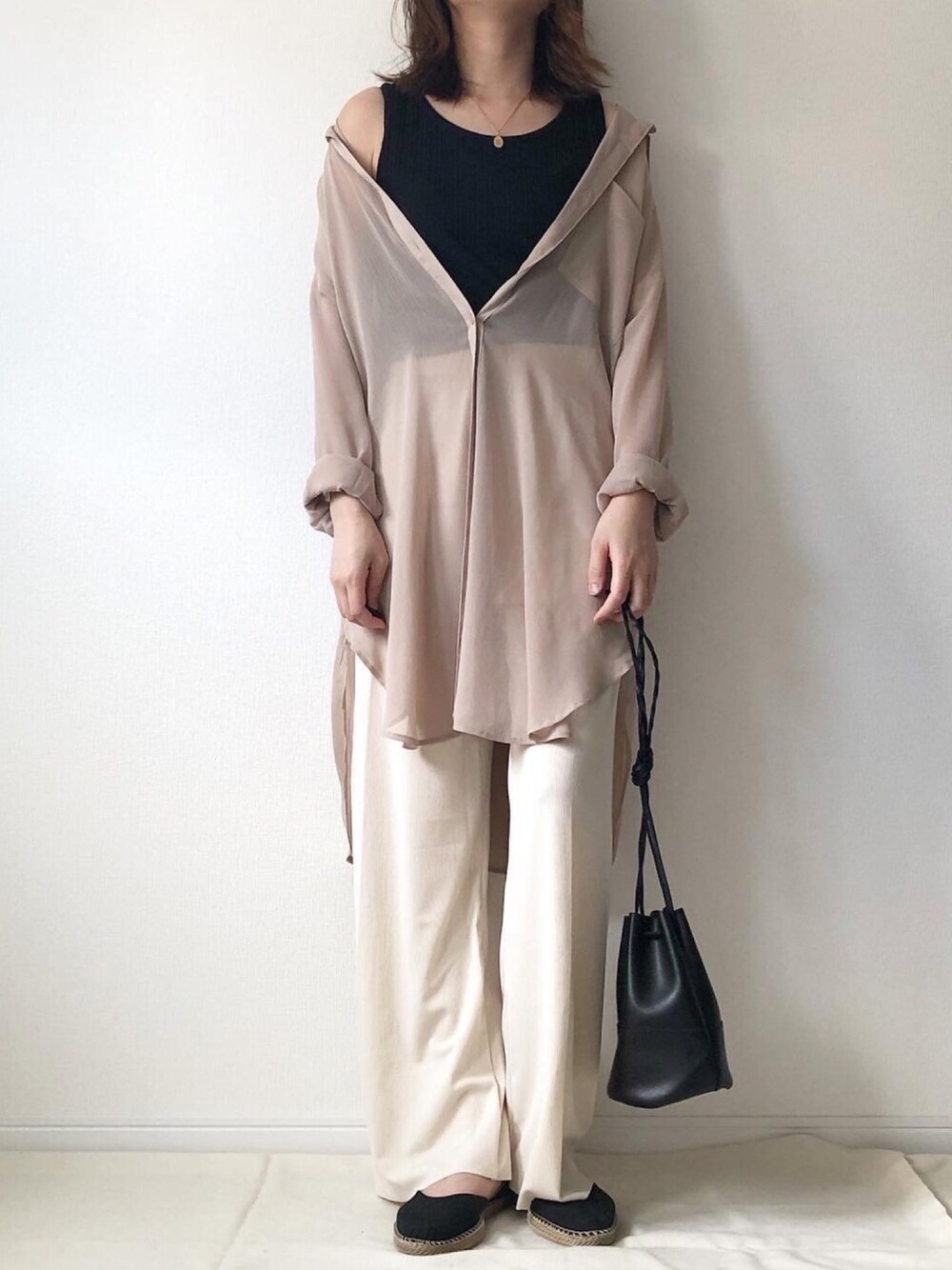 「春夏コーデ、巾着バッグ、お洒落さんとつながりたい、シアーシャツ、ゆるコーデ、エスパドリーユ、GU、ママコーデ、大人カジュアル、ノースリーブ」｜「GUのアイテム（タンクトップ、ブラック系）」を使った、𝚔𝚘さん（レディース・160cm）の春コーディネートの1枚目の写真