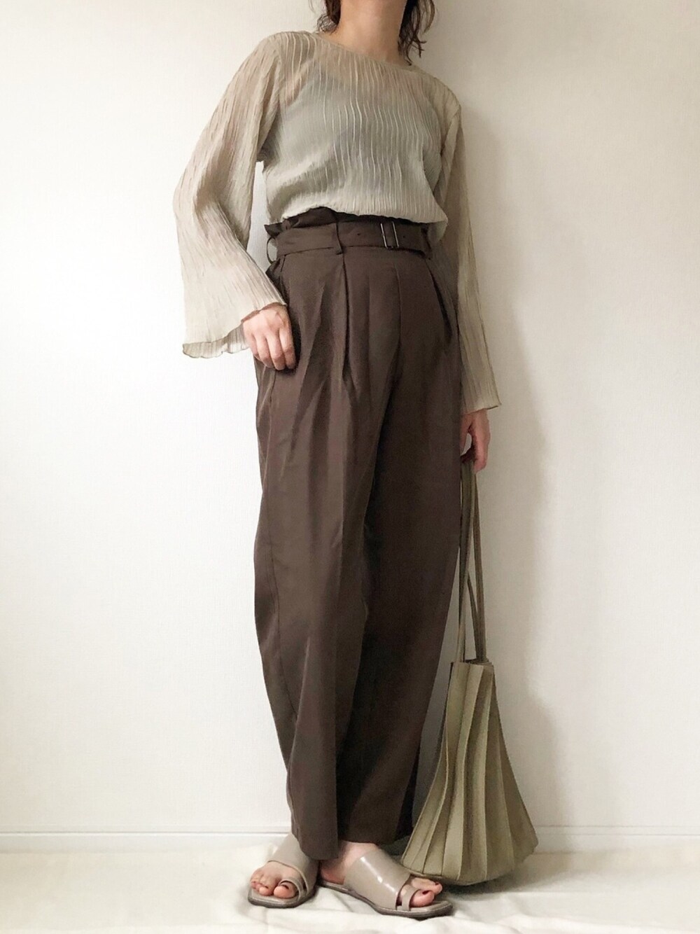 グリーン系のシャツ/ブラウス、ブラウン系のパンツ、ベージュ系のサンダルを着用したレディースの夏コーディネートの1枚目の写真