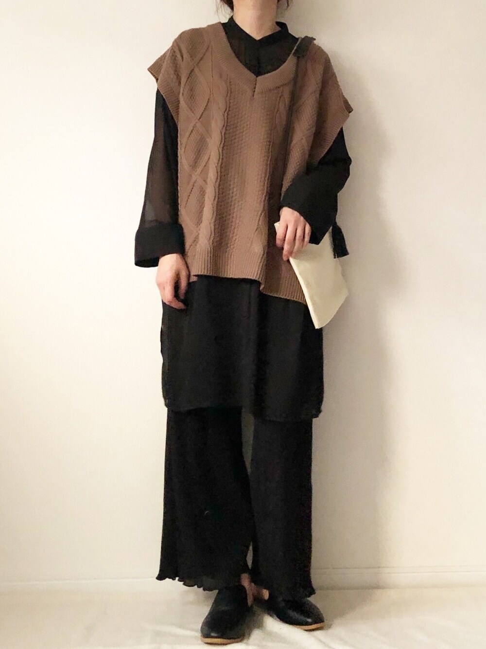 「シンプルコーデ、秋色、しまむら、プチプラ、シアーシャツ、ブラウン、秋のコーデ、ワントーンコーデ、ママコーデ、カジュアルコーデ」｜「GUのアイテム（シャツ/ブラウス、ブラック系）」を使った、𝚔𝚘さん（レディース・160cm）の秋コーディネートの1枚目の写真