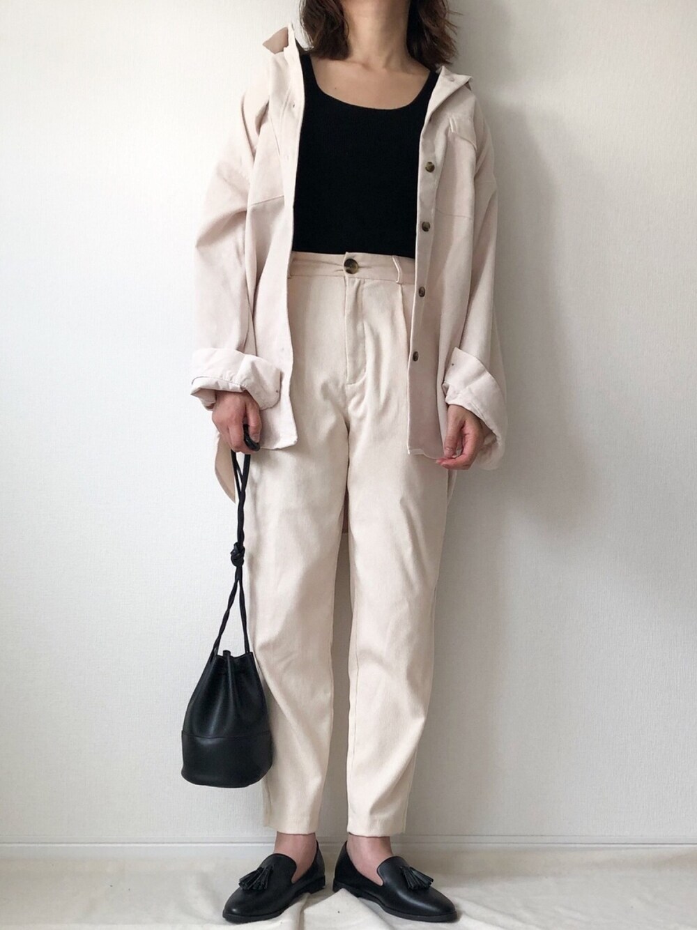 ホワイト系のパンツ、ホワイト系のシャツ/ブラウス、ブラック系のショルダーバッグを着用したレディースの秋コーディネートの1枚目の写真