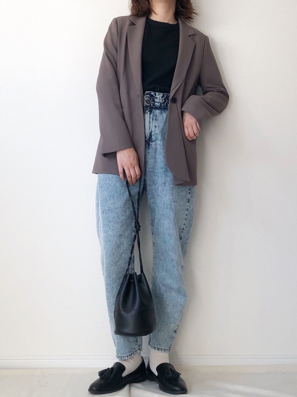 「秋コーデ、ジャケット、ZARA、デニム、マニッシュシューズ、大人コーデ、大人女子、秋のコーデ、シンプル、巾着バッグ」｜「CAST:のセットアップジャケット（テーラードジャケット、ベージュ系）」を使った、𝚔𝚘さん（レディース・160cm）の秋コーディネートの1枚目の写真