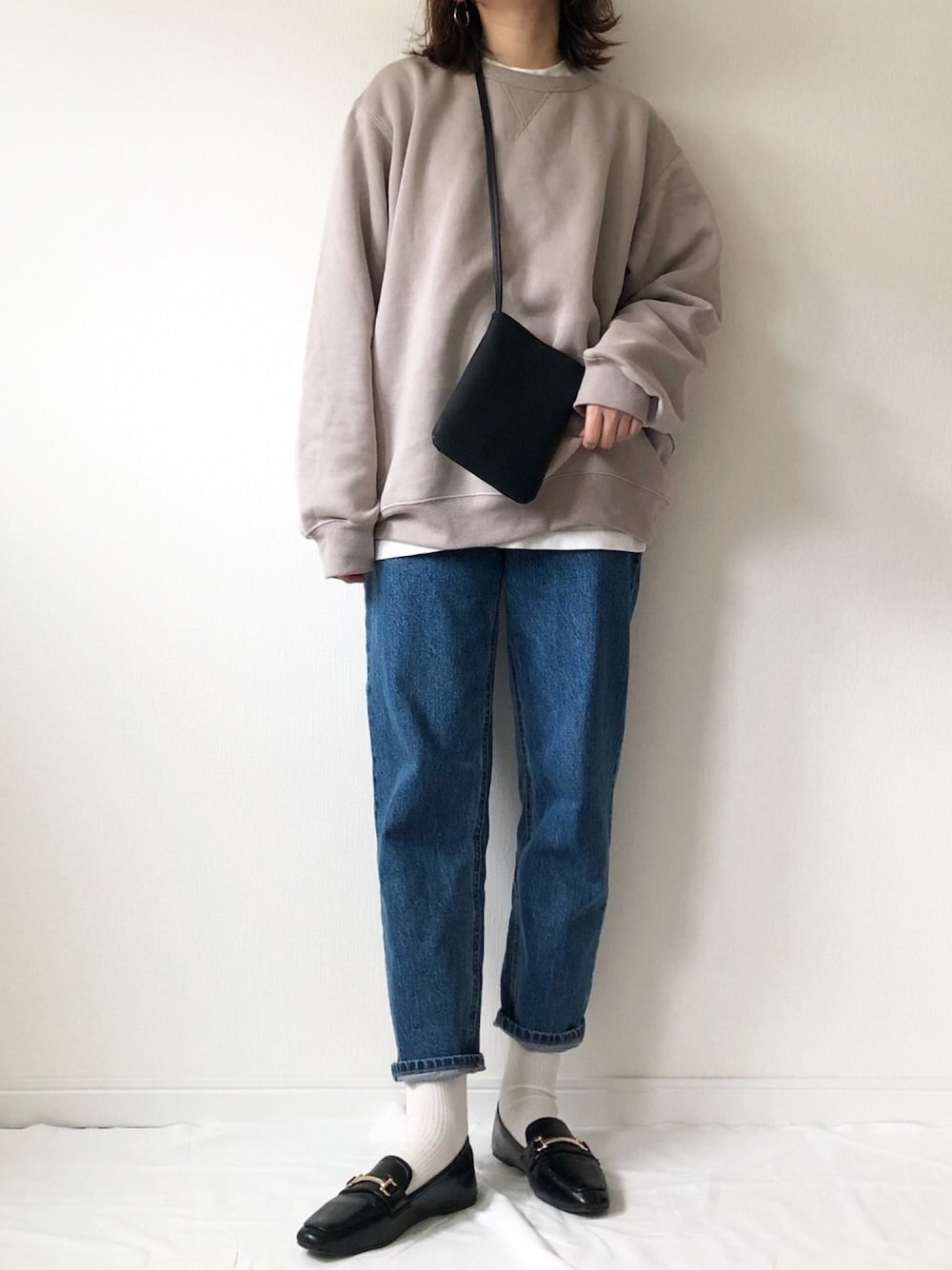 「シンプル、スウェット、GU、H&M、メンズライク、ラクチンコーデ、ローファー、ラフコーデ、カジュアルコーデ、デニム」｜「GUのアイテム（スウェット、グレー系）」を使った、𝚔𝚘さん（レディース・160cm）の秋コーディネートの1枚目の写真