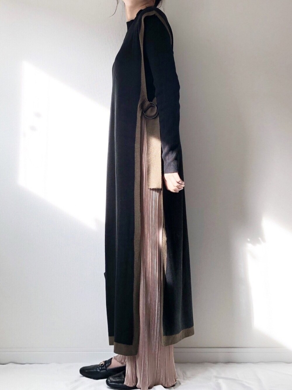 ブラック系のニット/セーター、ピンク系のパンツ、ブラック系のローファーを着用したレディースの秋コーディネートの1枚目の写真
