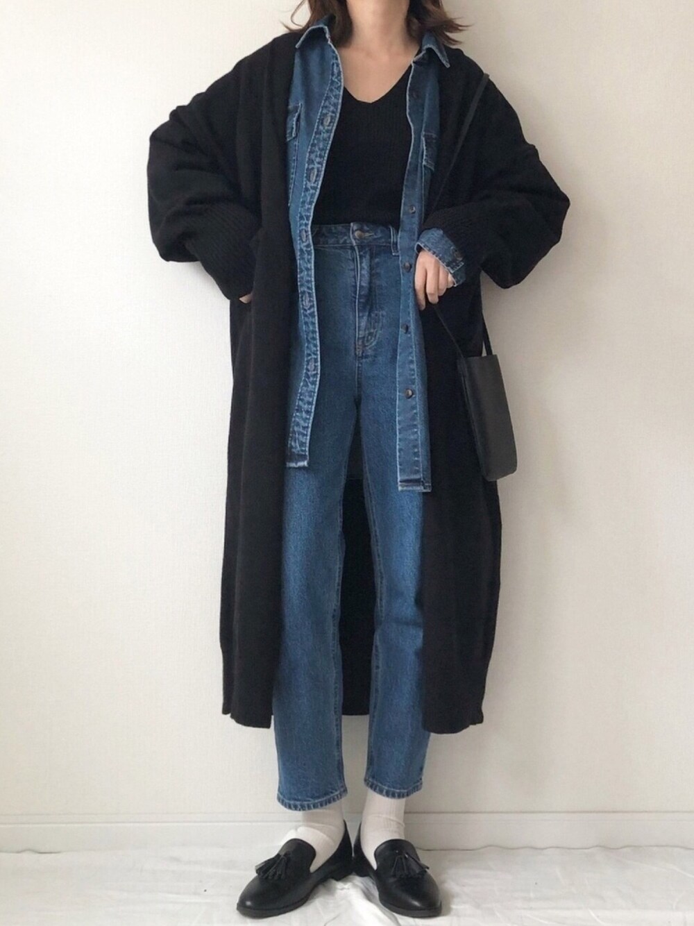 「ニットカーディガン、ANDJ、ロングカーディガン、コーディガン、大人カジュアル、デニムシャツ、H&M、GU、プチプラ、プチプラコーデ」｜「ＡＮＤＪの【ANDJ MADE】オーバーサイズ ロングニットカーディガン（カーディガン/ボレロ、ブラック系）」を使った、𝚔𝚘さん（レディース・160cm）の秋コーディネートの1枚目の写真