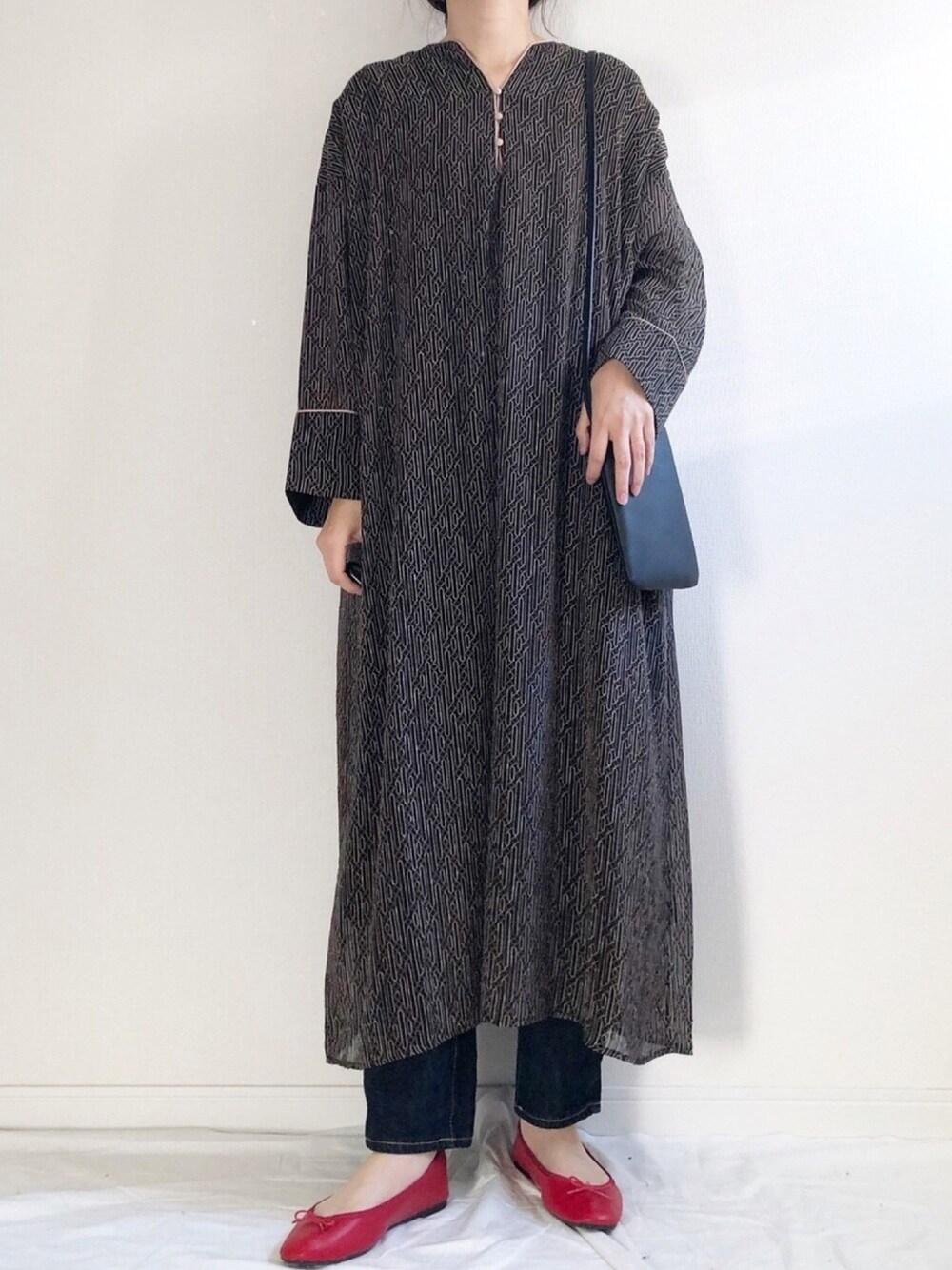 「レザーLOVEスナップ、秋コーデ、カフタン、総柄、ワンピース、大人カジュアル、赤パンプス、ショルダーバッグ、デニムパンツ、カジュアルコーデ」｜「Babの◆再入荷◆カフタンパイピングワンピース（ワンピース、ブラック系）」を使った、𝚔𝚘さん（レディース・160cm）の秋コーディネートの1枚目の写真