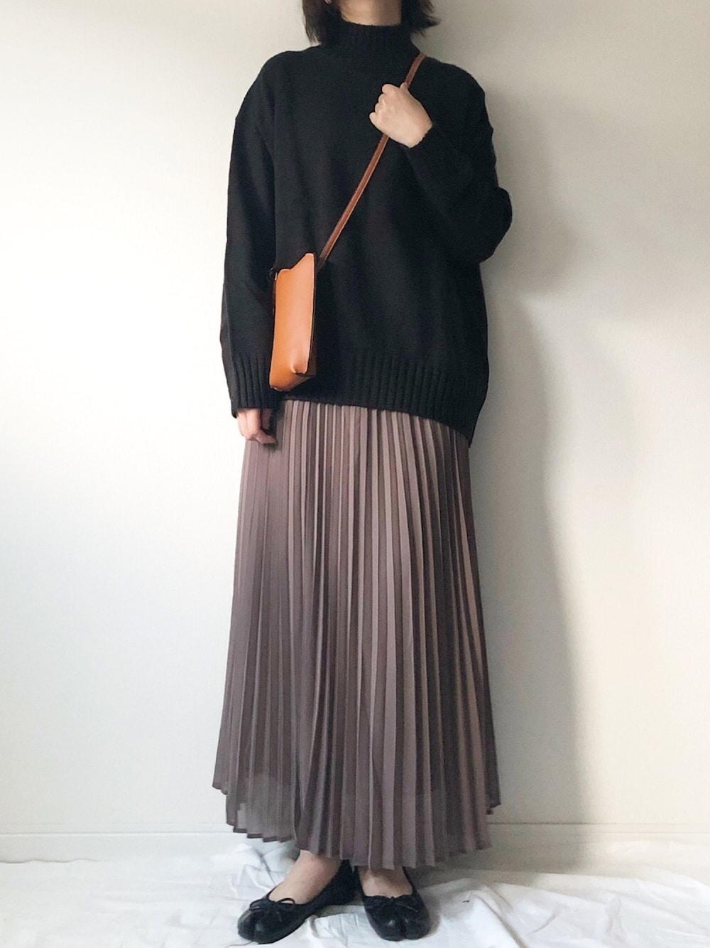 「秋冬コーデ、GU、上下GU、プリーツスカート、プチプラ、シンプルコーデ、足袋バレエ、レザーLOVEスナップ、ショルダーバッグ、ママコーデ」｜「GUのアイテム（ニット/セーター、ブラック系）」を使った、𝚔𝚘さん（レディース・160cm）の秋コーディネートの1枚目の写真