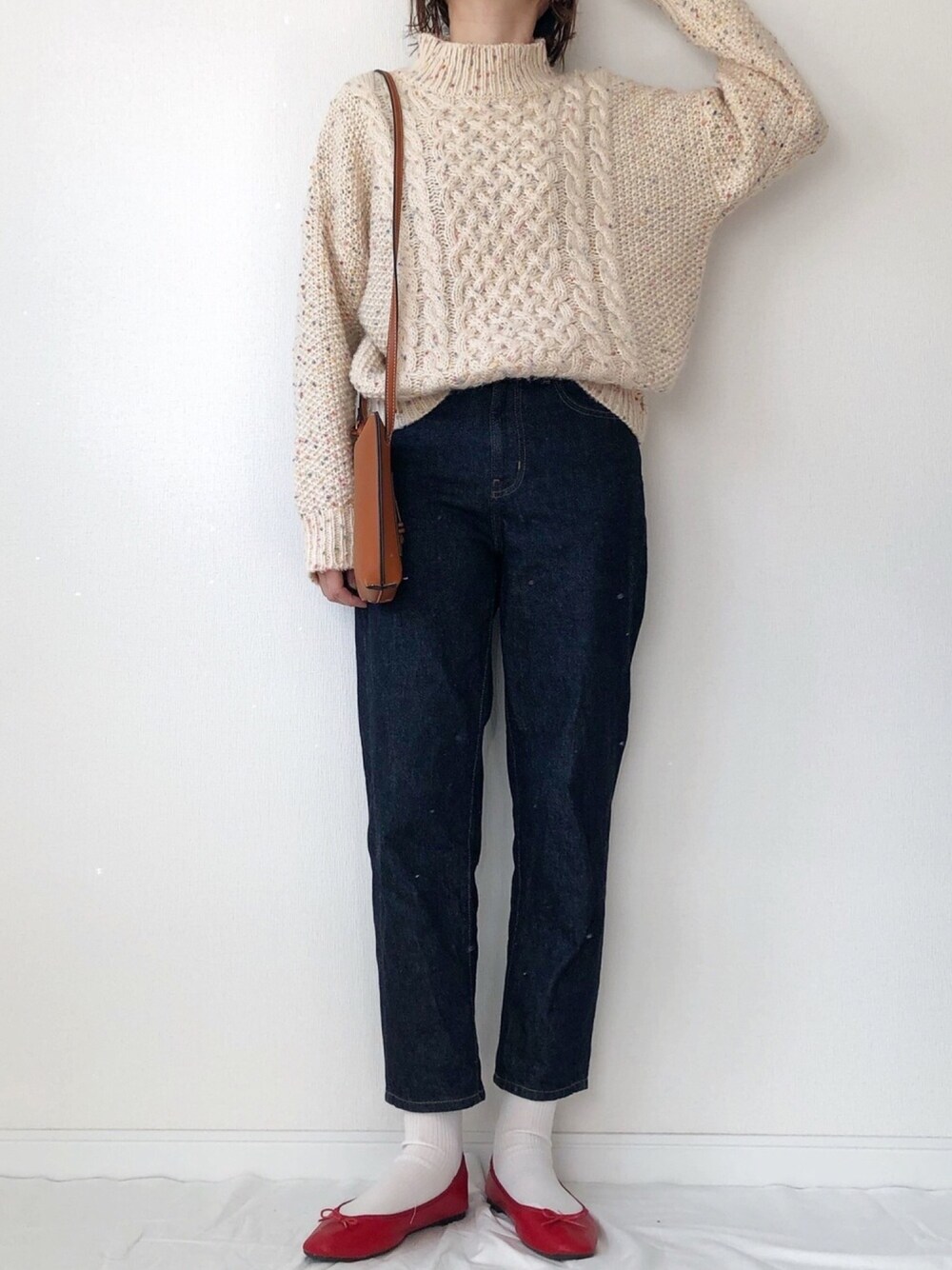 「レザーLOVEスナップ、秋冬コーデ、カジュアルコーデ、カラフル、UNIQLO、プチプラ、赤パンプス、白靴下、ショルダーバッグ、デニム」｜「chicwishのアイテム（ニット/セーター、ホワイト系）」を使った、𝚔𝚘さん（レディース・160cm）の秋コーディネートの1枚目の写真
