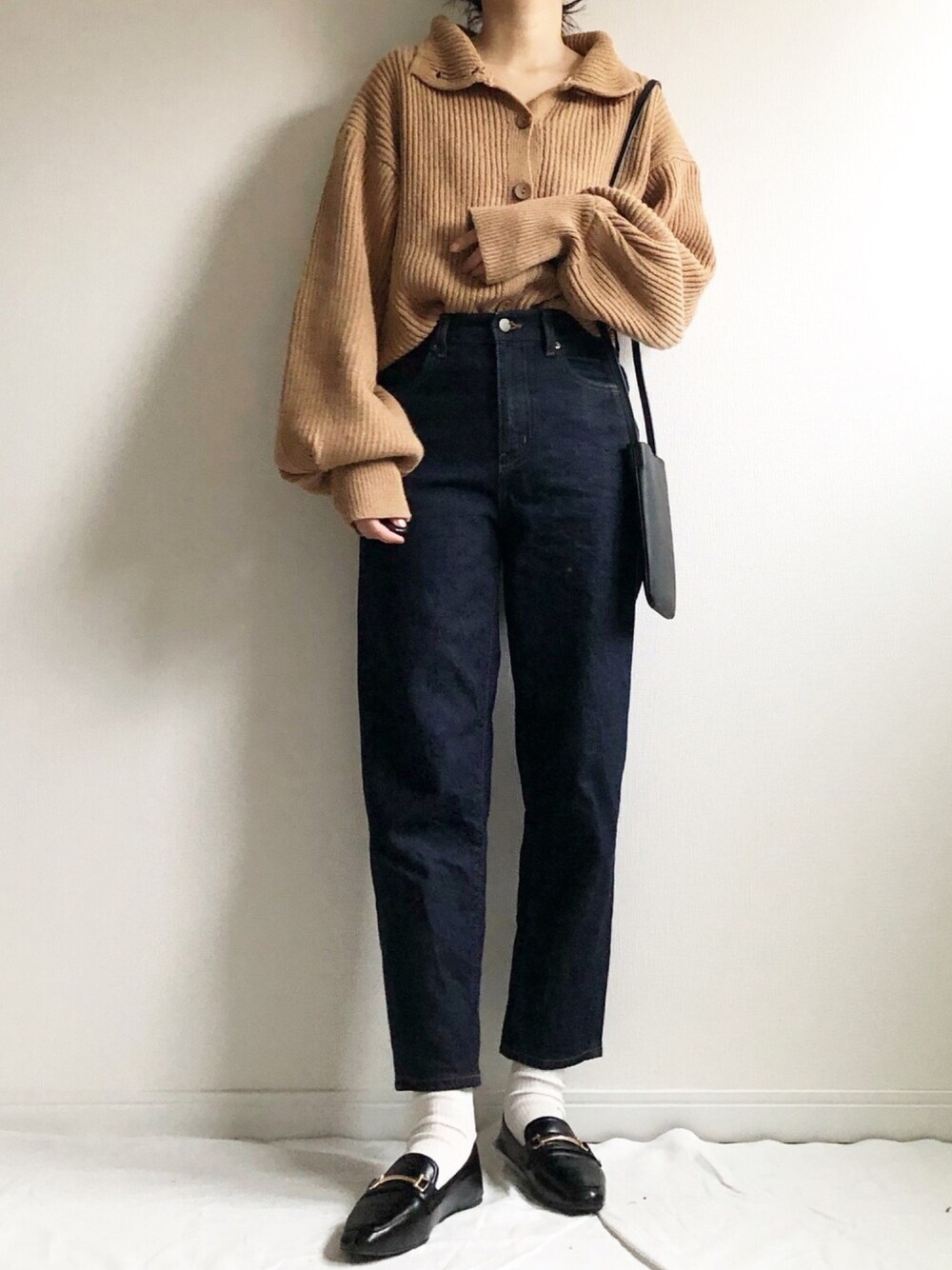 「大人カジュアル、UNIQLO、シンプル、デニム、ローファー、ショルダーバッグ、ニットコーデ、秋のコーデ、ラフ、白靴下」｜「Louemeのアイテム（ニット/セーター、ブラウン系）」を使った、𝚔𝚘さん（レディース・160cm）の秋コーディネートの1枚目の写真