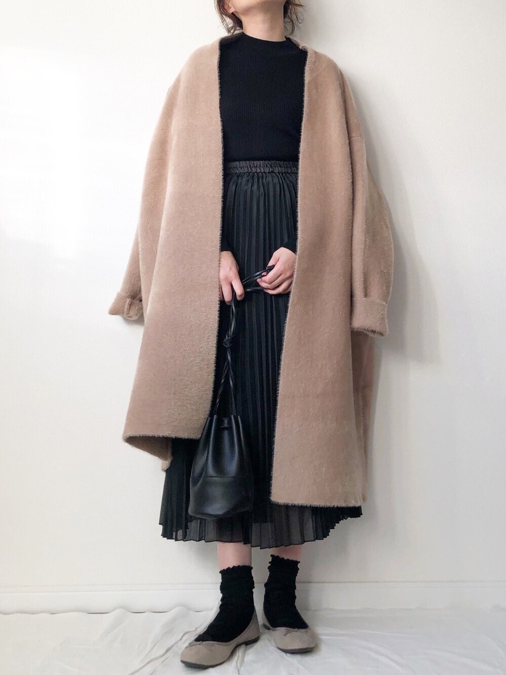 「冬コーデ、プリーツスカート、靴下、バレエシューズ、GU、プチプラ、スカート、大人コーデ、巾着バッグ、カジュアル」｜「ＡＮＤＪの【ANDJ MADE】ファーニットロングコーディガン（カーディガン/ボレロ、ベージュ系）」を使った、𝚔𝚘さん（レディース・160cm）の冬コーディネートの1枚目の写真