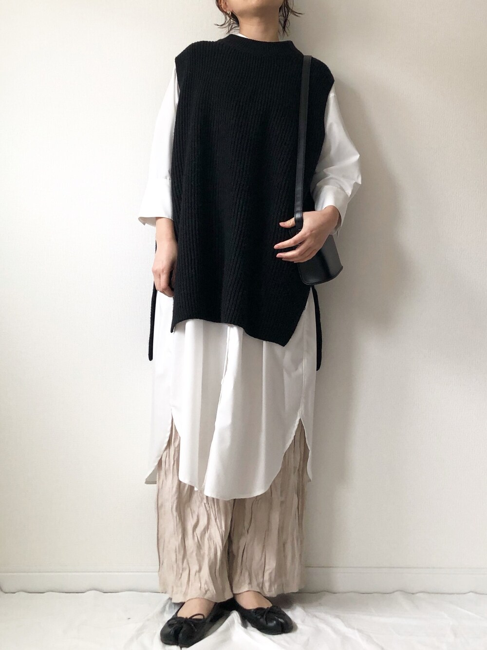 「年末WEAR感謝祭、オトナ女子、ニットベスト、シャツスタイル、シャツワンピ、大人カジュアル、足袋バレエ、ショルダーバッグ、ママコーデ、カジュアル」｜「NANO universeのロングシャツワンピース（シャツワンピース、ホワイト系）」を使った、𝚔𝚘さん（レディース・160cm）の冬コーディネートの1枚目の写真
