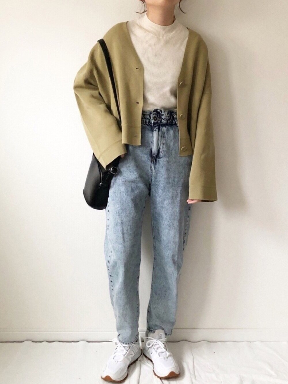 「ミラノリブ、UNIQLO、UNIQLO U、ZARA、ケミカルウォッシュ、New Balance、ニューバランス、スニーカー、カーディガン、グリーン」｜「GUのアイテム（ニット/セーター、ホワイト系）」を使った、𝚔𝚘さん（レディース・160cm）の冬コーディネートの1枚目の写真