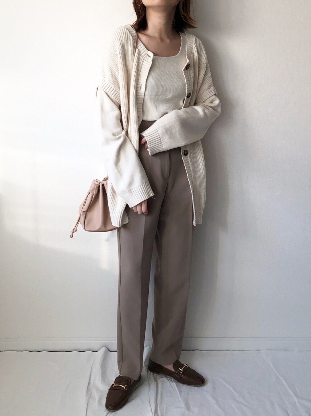 「春コーデ、ピンク、UNIQLO、巾着バッグ、大人カジュアル、GU、ZARA、ローファー、カジュアル、ワントーンコーデ」｜「GUのアイテム（カーディガン/ボレロ、ホワイト系）」を使った、𝚔𝚘さん（レディース・160cm）の冬コーディネートの1枚目の写真