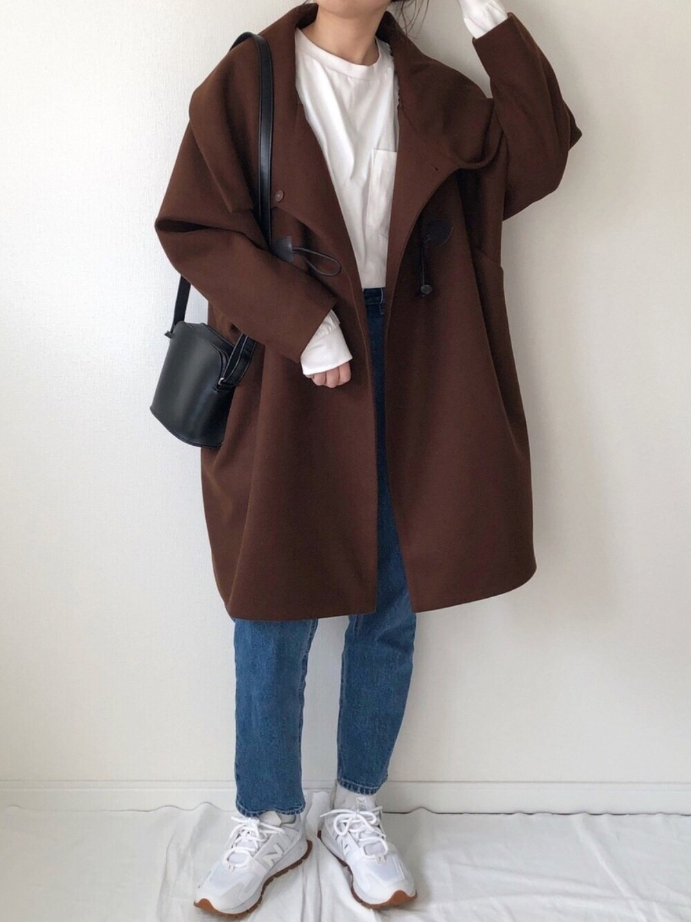 「春、GU、デニム、H&M、スニーカー、白スニーカー、シンプルコーデ、カジュアルコーデ、春コーデ、プチプラコーデ」｜「and it_のビッグカラードルマンコート（その他アウター、ブラウン系）」を使った、𝚔𝚘さん（レディース・160cm）の春コーディネートの1枚目の写真